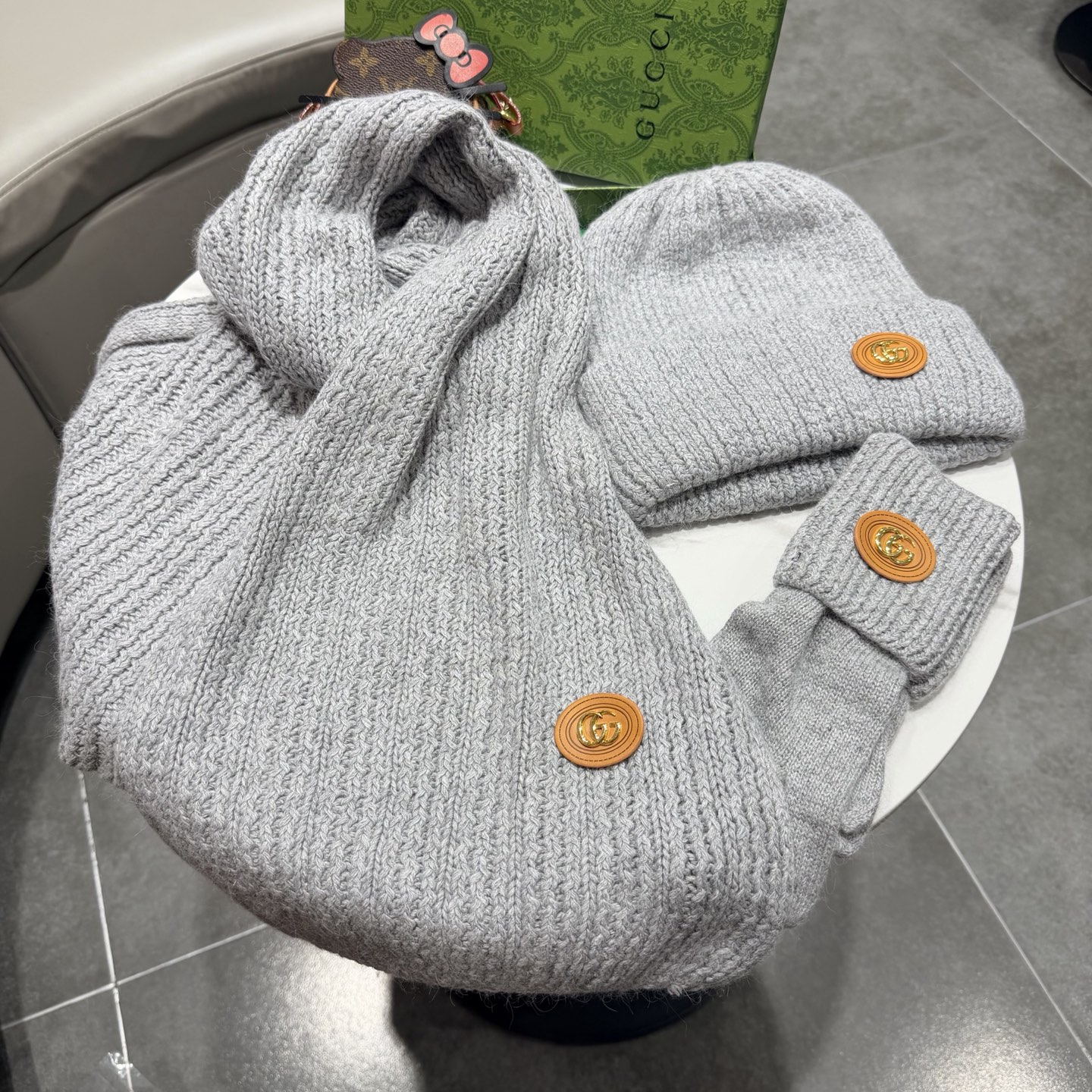 🌹古奇三件套🎁Gucci新款围巾帽子和手套三件套😍 百分之70羊绒30%兔毛成分👍保暖又时尚👍配1狐狸毛球，休闲百搭😘🌹