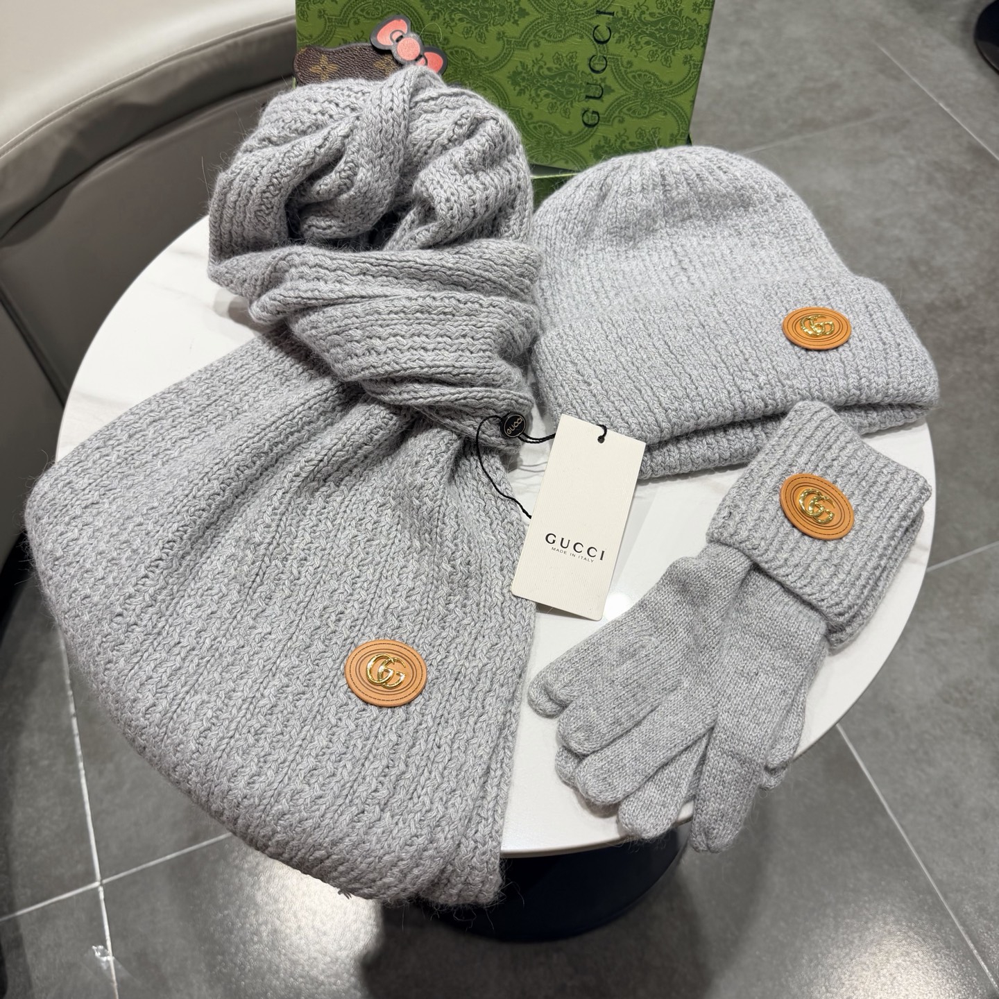 🌹古奇三件套🎁Gucci新款围巾帽子和手套三件套😍 百分之70羊绒30%兔毛成分👍保暖又时尚👍配1狐狸毛球，休闲百搭😘🌹