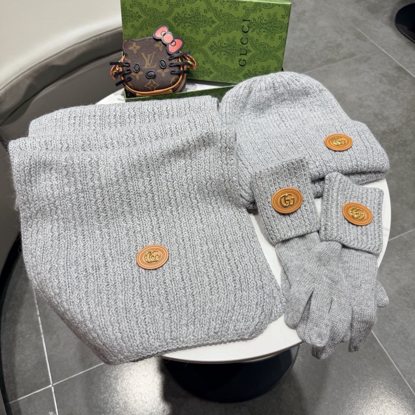 🌹古奇三件套🎁Gucci新款围巾帽子和手套三件套😍 百分之70羊绒30%兔毛成分👍保暖又时尚👍配1狐狸毛球，休闲百搭😘🌹