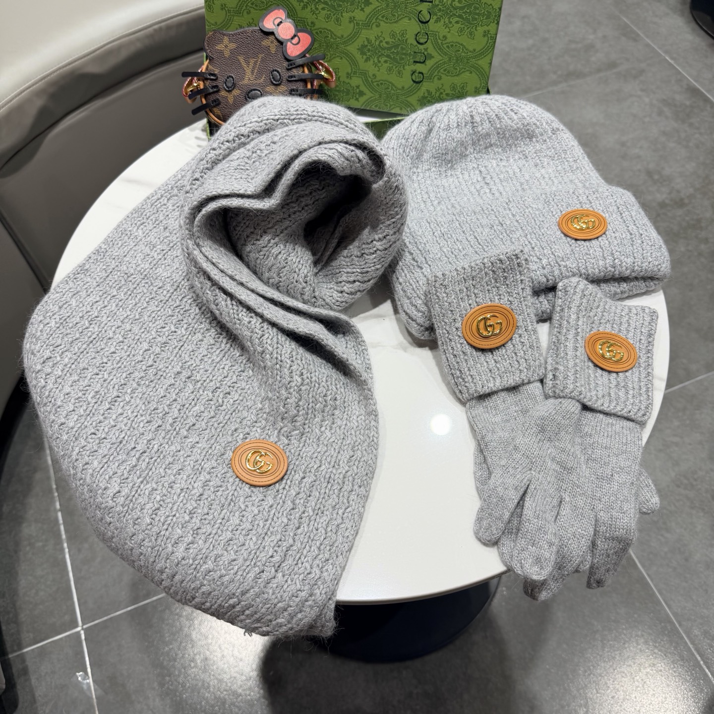 🌹古奇三件套🎁Gucci新款围巾帽子和手套三件套😍 百分之70羊绒30%兔毛成分👍保暖又时尚👍配1狐狸毛球，休闲百搭😘🌹