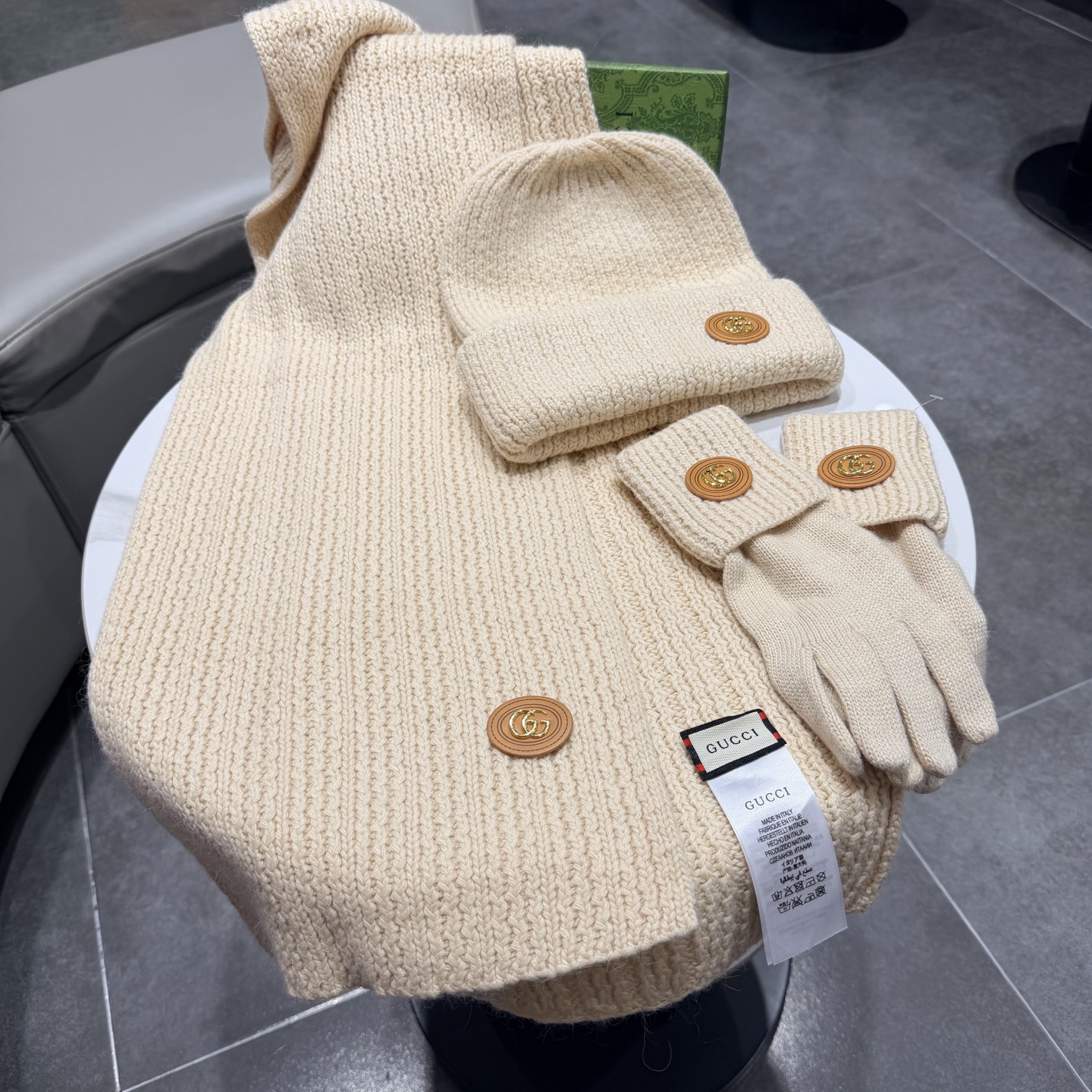 🌹古奇三件套🎁Gucci新款围巾帽子和手套三件套😍 百分之70羊绒30%兔毛成分👍保暖又时尚👍配1狐狸毛球，休闲百搭😘🌹