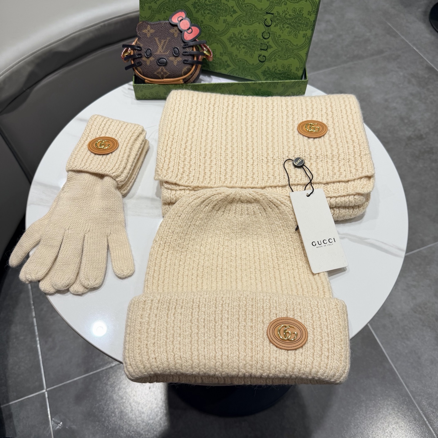 🌹古奇三件套🎁Gucci新款围巾帽子和手套三件套😍 百分之70羊绒30%兔毛成分👍保暖又时尚👍配1狐狸毛球，休闲百搭😘🌹