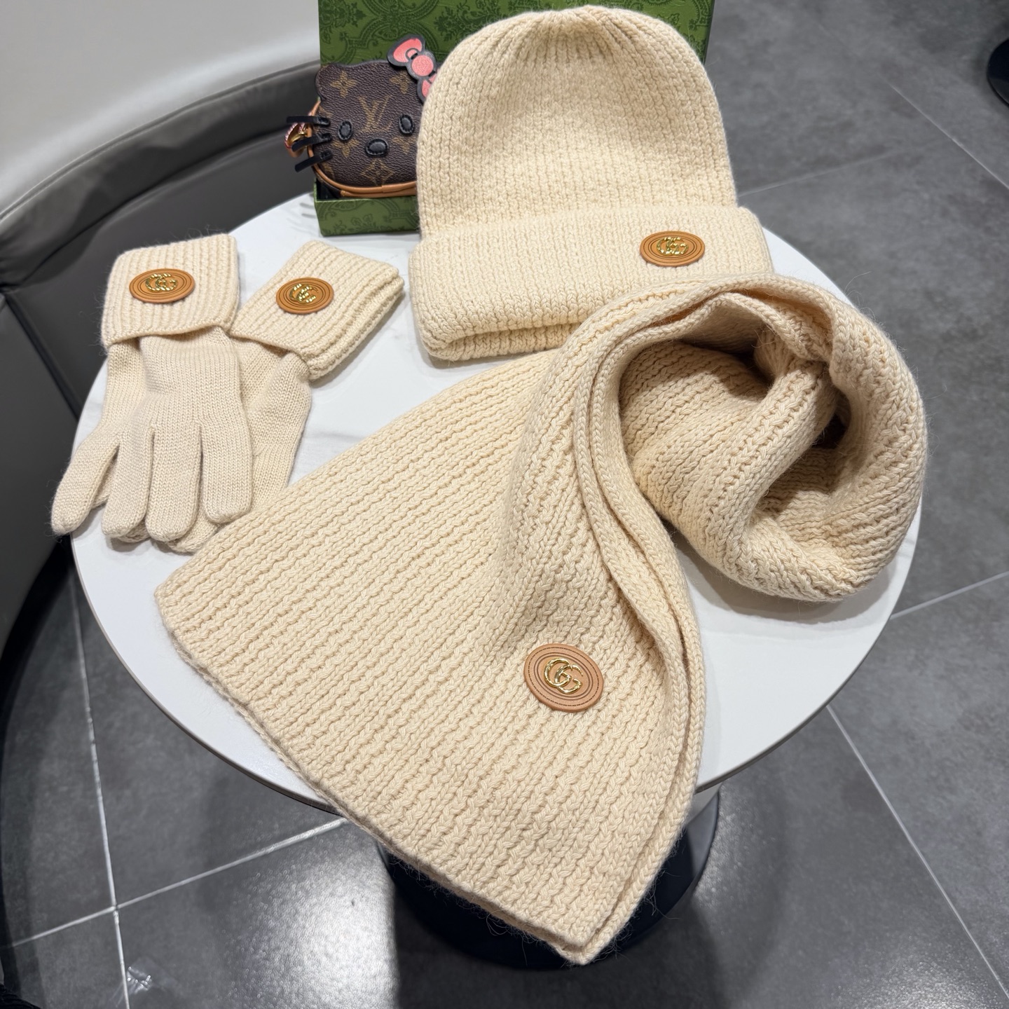 🌹古奇三件套🎁Gucci新款围巾帽子和手套三件套😍 百分之70羊绒30%兔毛成分👍保暖又时尚👍配1狐狸毛球，休闲百搭😘🌹