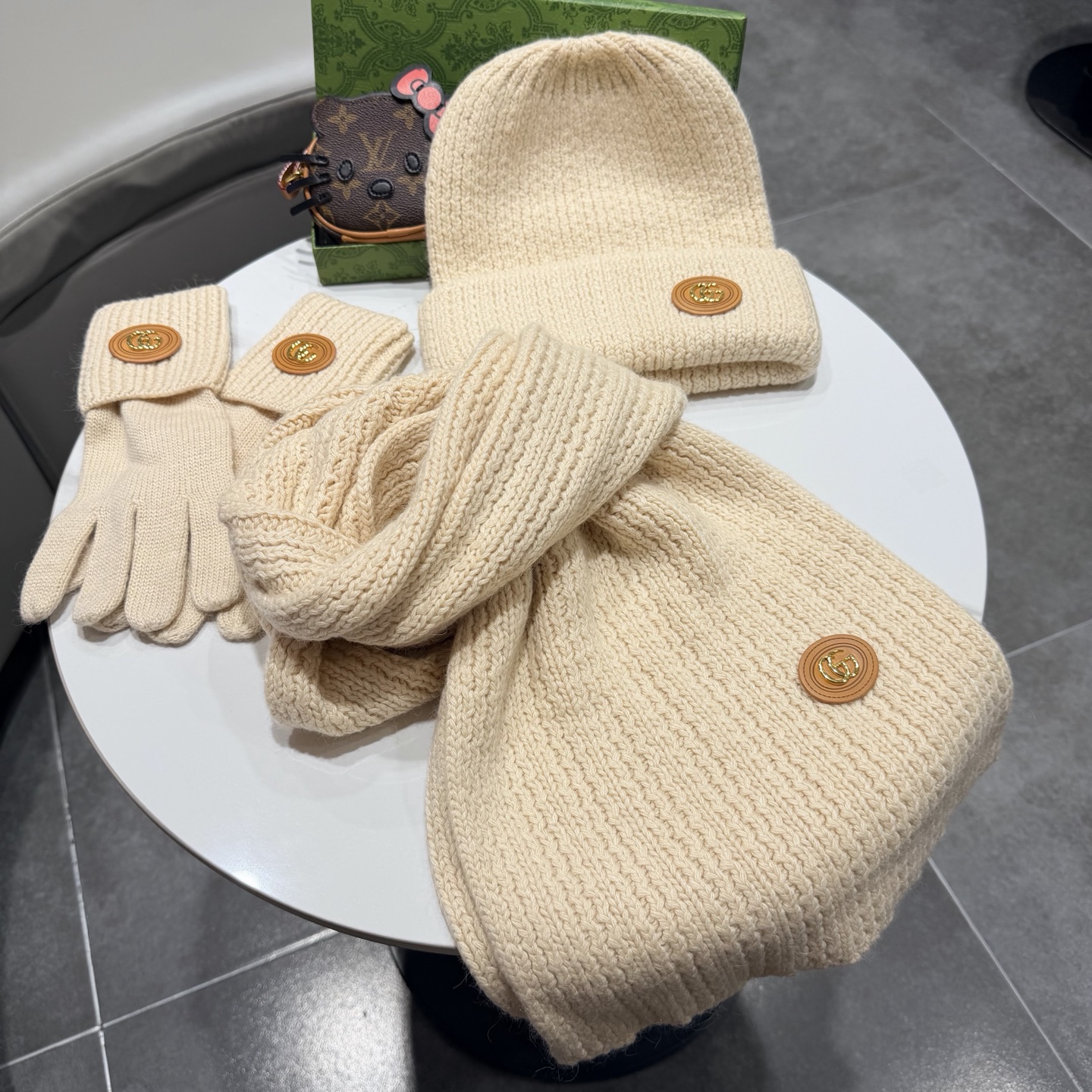 🌹古奇三件套🎁Gucci新款围巾帽子和手套三件套😍 百分之70羊绒30%兔毛成分👍保暖又时尚👍配1狐狸毛球，休闲百搭😘🌹