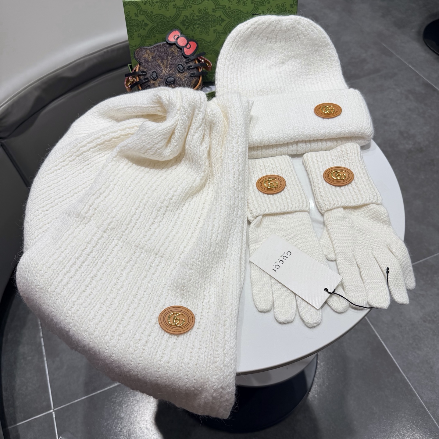 🌹古奇三件套🎁Gucci新款围巾帽子和手套三件套😍 百分之70羊绒30%兔毛成分👍保暖又时尚👍配1狐狸毛球，休闲百搭😘🌹