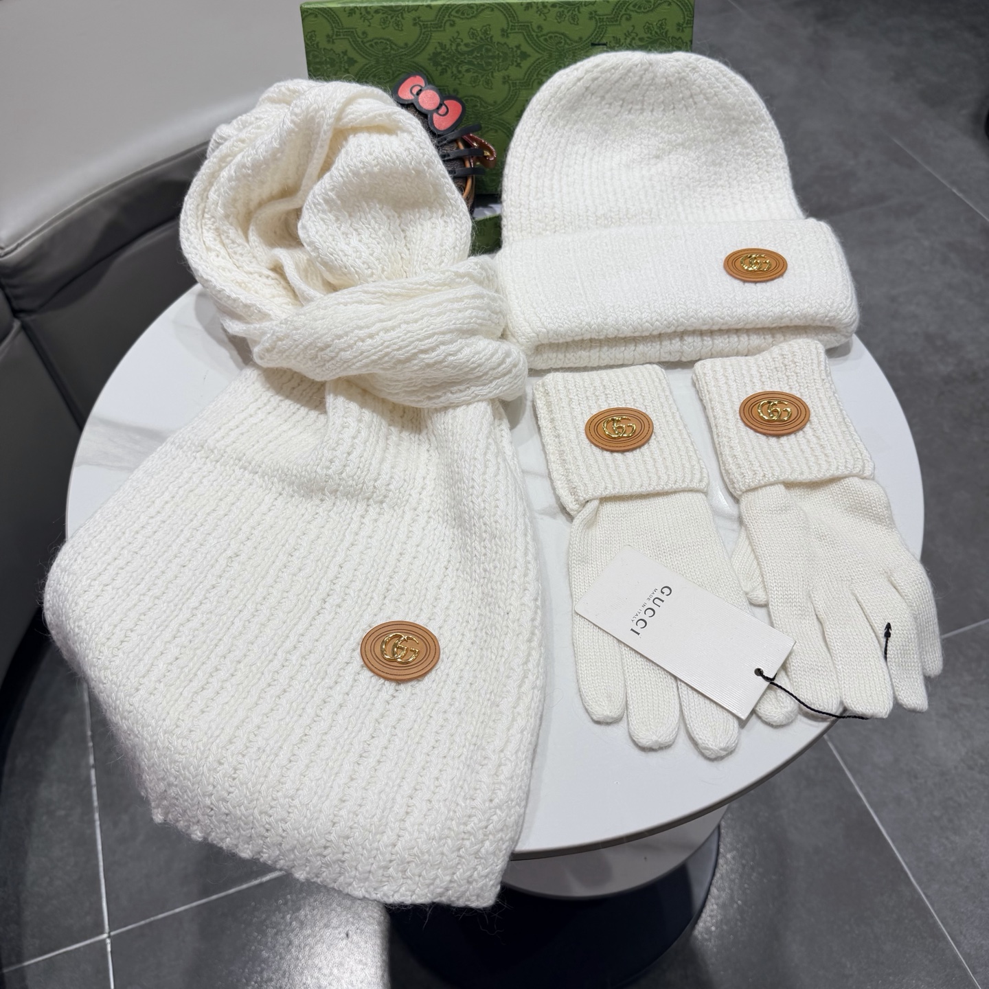 🌹古奇三件套🎁Gucci新款围巾帽子和手套三件套😍 百分之70羊绒30%兔毛成分👍保暖又时尚👍配1狐狸毛球，休闲百搭😘🌹