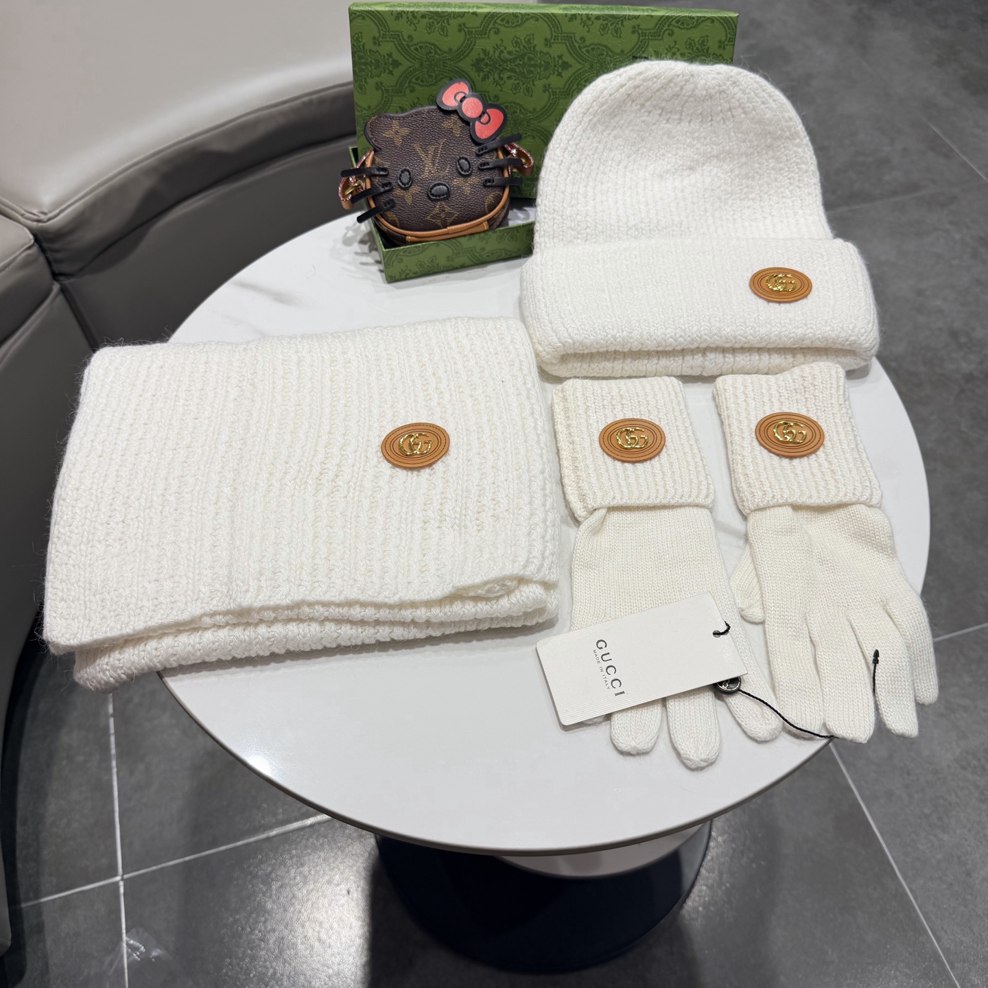 🌹古奇三件套🎁Gucci新款围巾帽子和手套三件套😍 百分之70羊绒30%兔毛成分👍保暖又时尚👍配1狐狸毛球，休闲百搭😘🌹