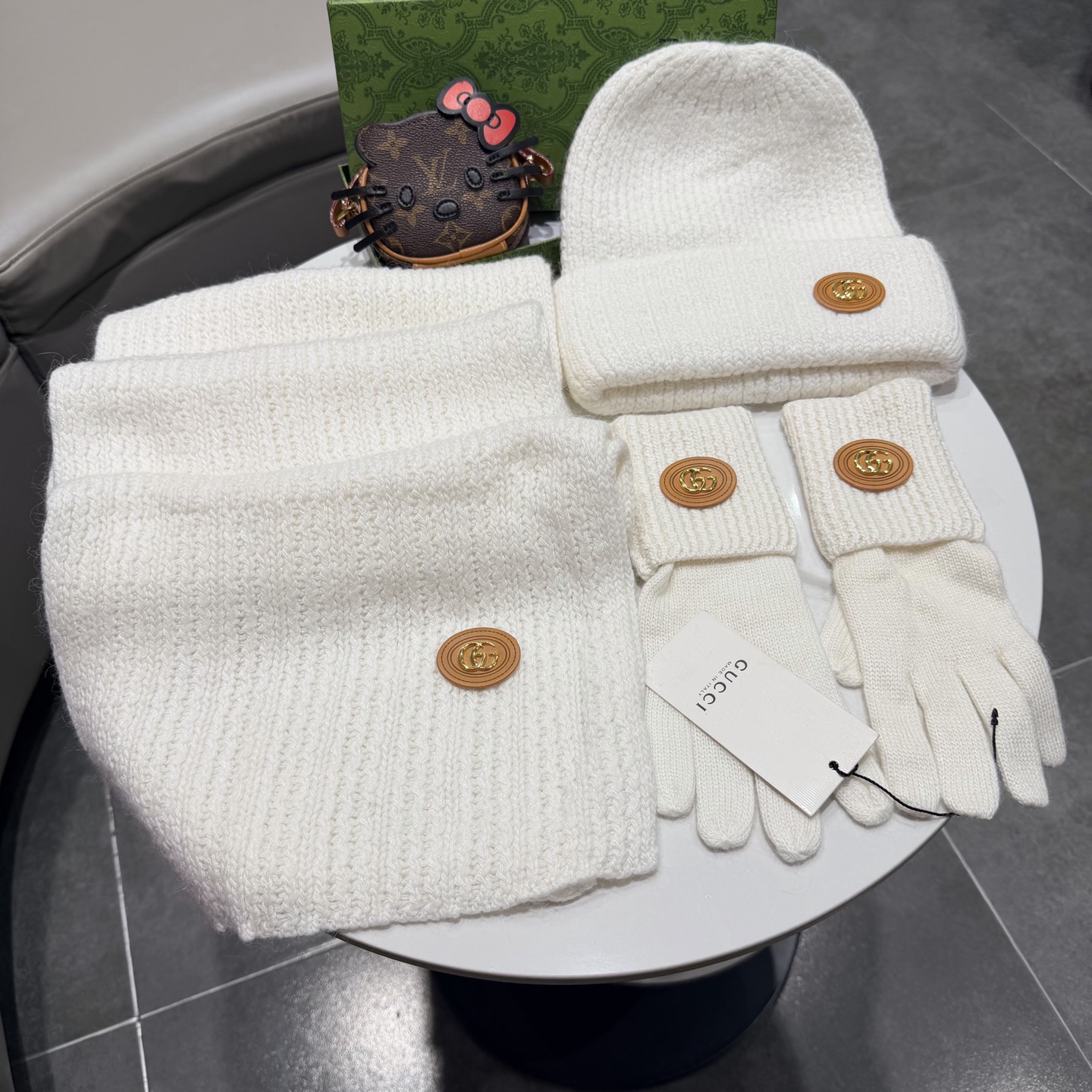 🌹古奇三件套🎁Gucci新款围巾帽子和手套三件套😍 百分之70羊绒30%兔毛成分👍保暖又时尚👍配1狐狸毛球，休闲百搭😘🌹