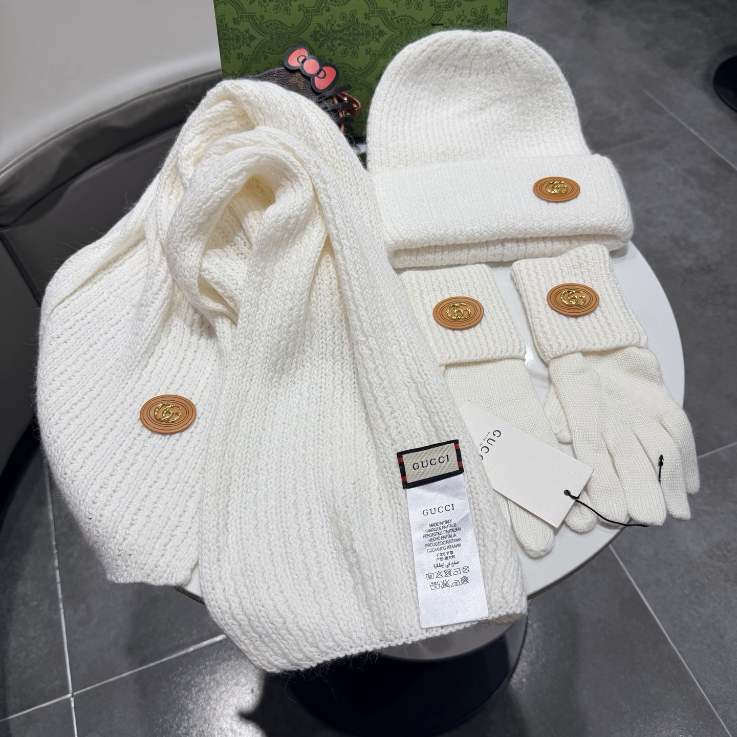 🌹古奇三件套🎁Gucci新款围巾帽子和手套三件套😍 百分之70羊绒30%兔毛成分👍保暖又时尚👍配1狐狸毛球，休闲百搭😘🌹