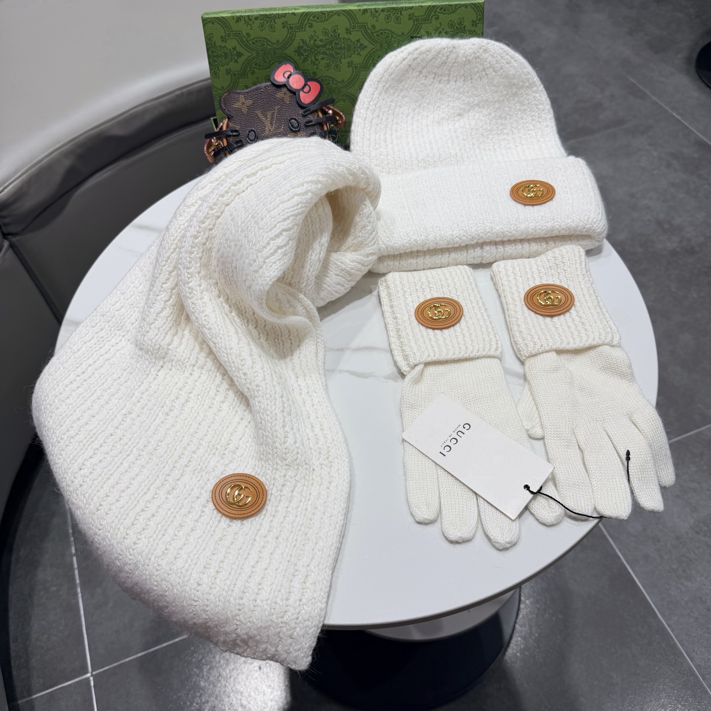 🌹古奇三件套🎁Gucci新款围巾帽子和手套三件套😍 百分之70羊绒30%兔毛成分👍保暖又时尚👍配1狐狸毛球，休闲百搭😘🌹