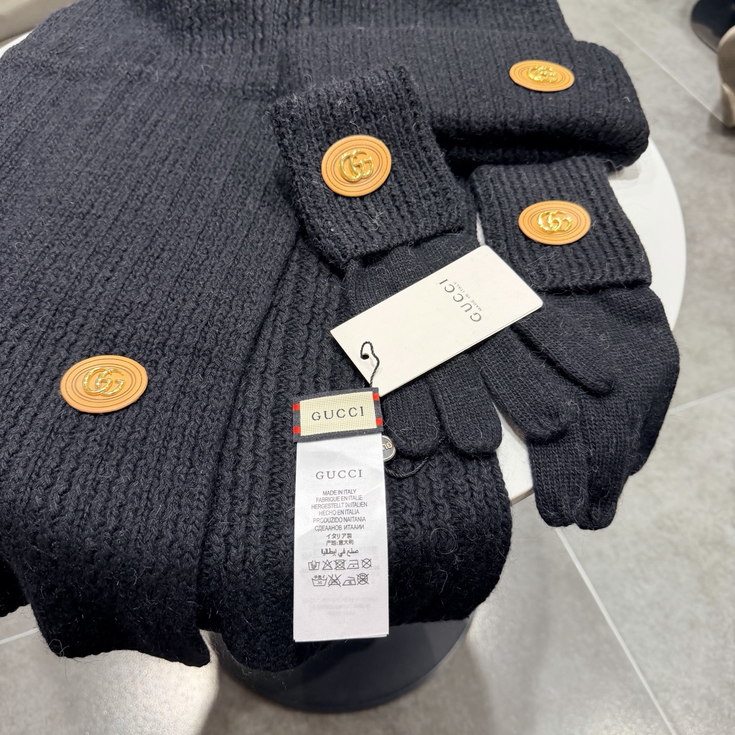 🌹古奇三件套🎁Gucci新款围巾帽子和手套三件套😍 百分之70羊绒30%兔毛成分👍保暖又时尚👍配1狐狸毛球，休闲百搭😘🌹