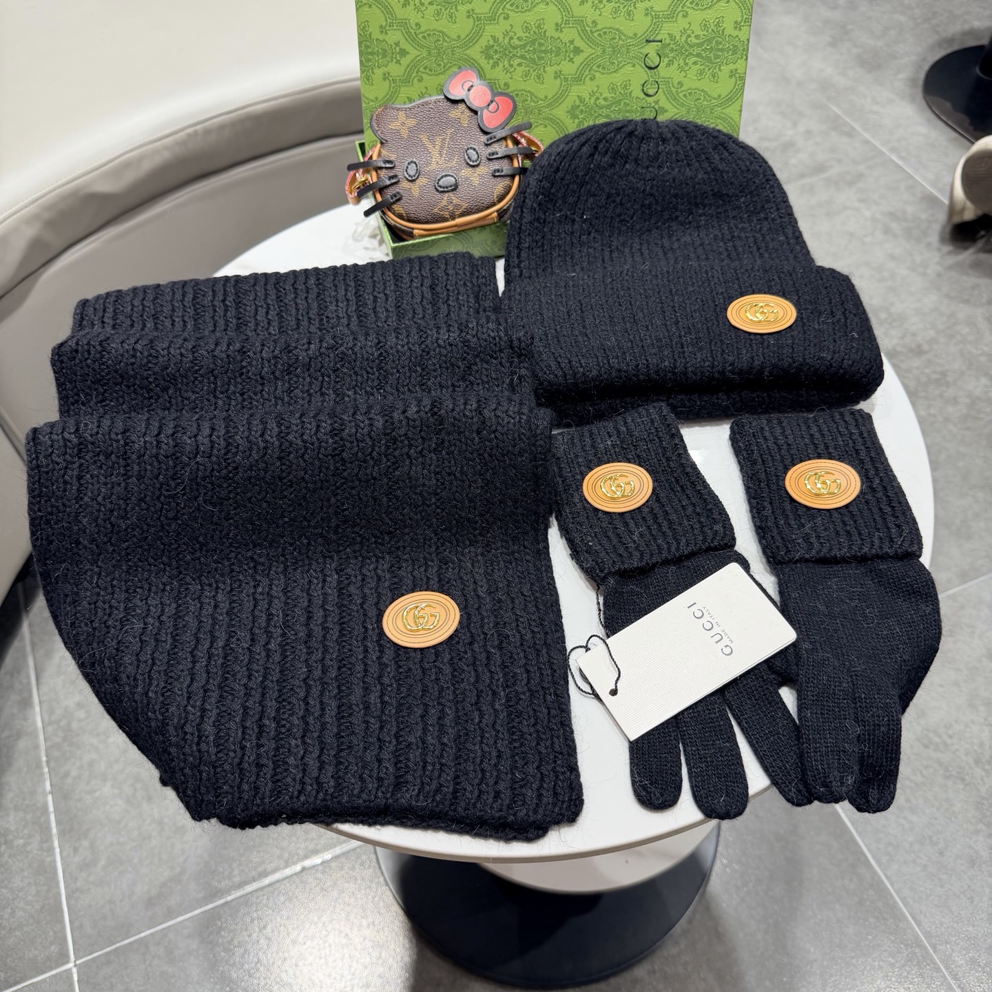 🌹古奇三件套🎁Gucci新款围巾帽子和手套三件套😍 百分之70羊绒30%兔毛成分👍保暖又时尚👍配1狐狸毛球，休闲百搭😘🌹
