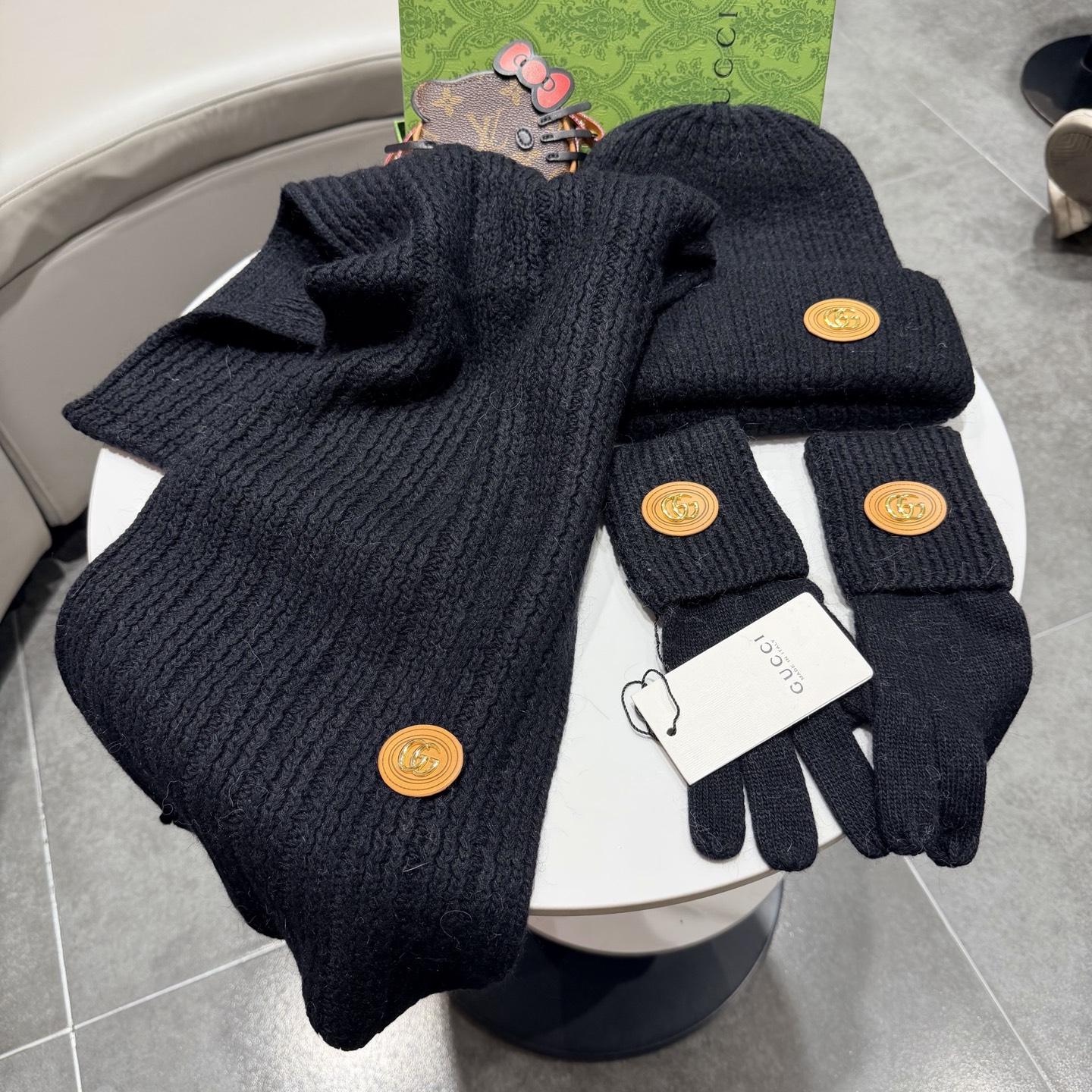 🌹古奇三件套🎁Gucci新款围巾帽子和手套三件套😍 百分之70羊绒30%兔毛成分👍保暖又时尚👍配1狐狸毛球，休闲百搭😘🌹