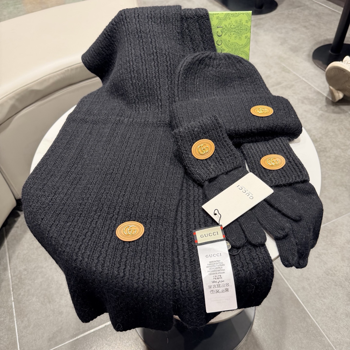 🌹古奇三件套🎁Gucci新款围巾帽子和手套三件套😍 百分之70羊绒30%兔毛成分👍保暖又时尚👍配1狐狸毛球，休闲百搭😘🌹