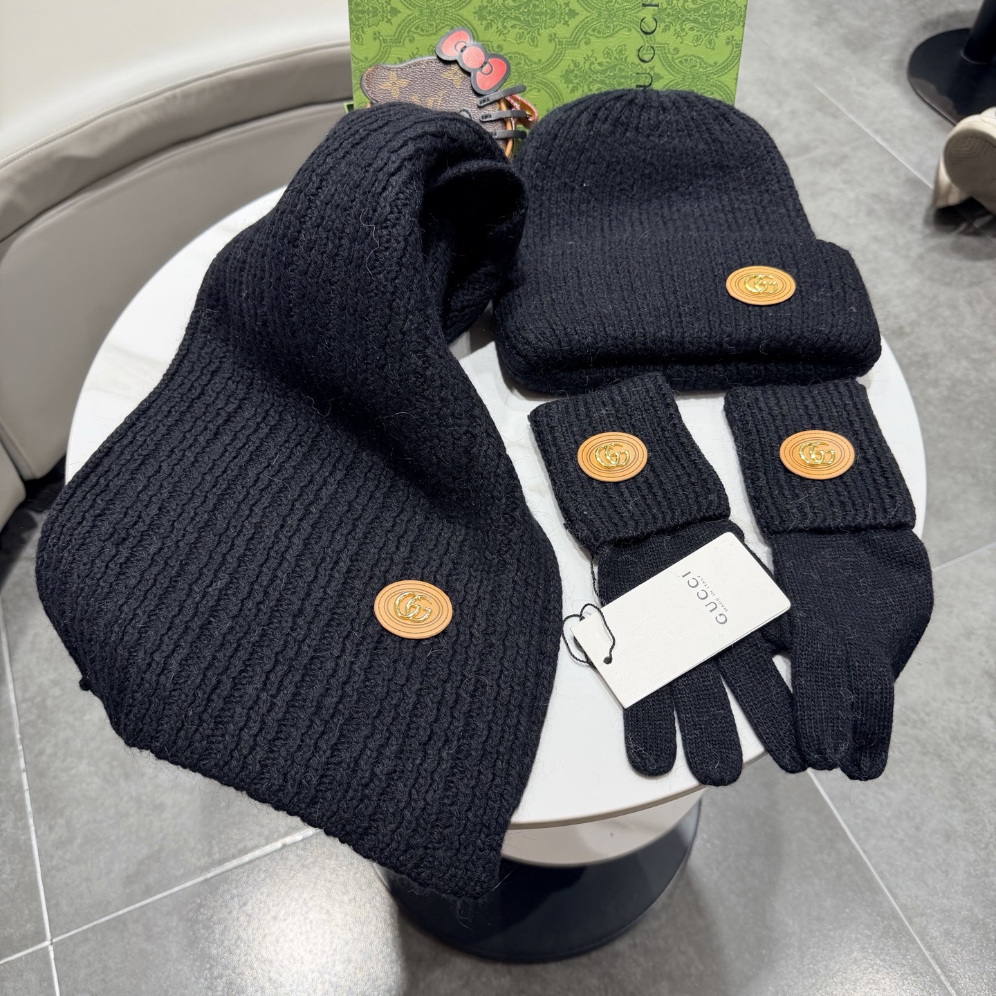 🌹古奇三件套🎁Gucci新款围巾帽子和手套三件套😍 百分之70羊绒30%兔毛成分👍保暖又时尚👍配1狐狸毛球，休闲百搭😘🌹