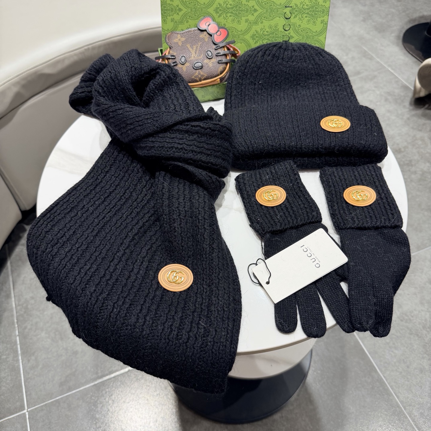 🌹古奇三件套🎁Gucci新款围巾帽子和手套三件套😍 百分之70羊绒30%兔毛成分👍保暖又时尚👍配1狐狸毛球，休闲百搭😘🌹