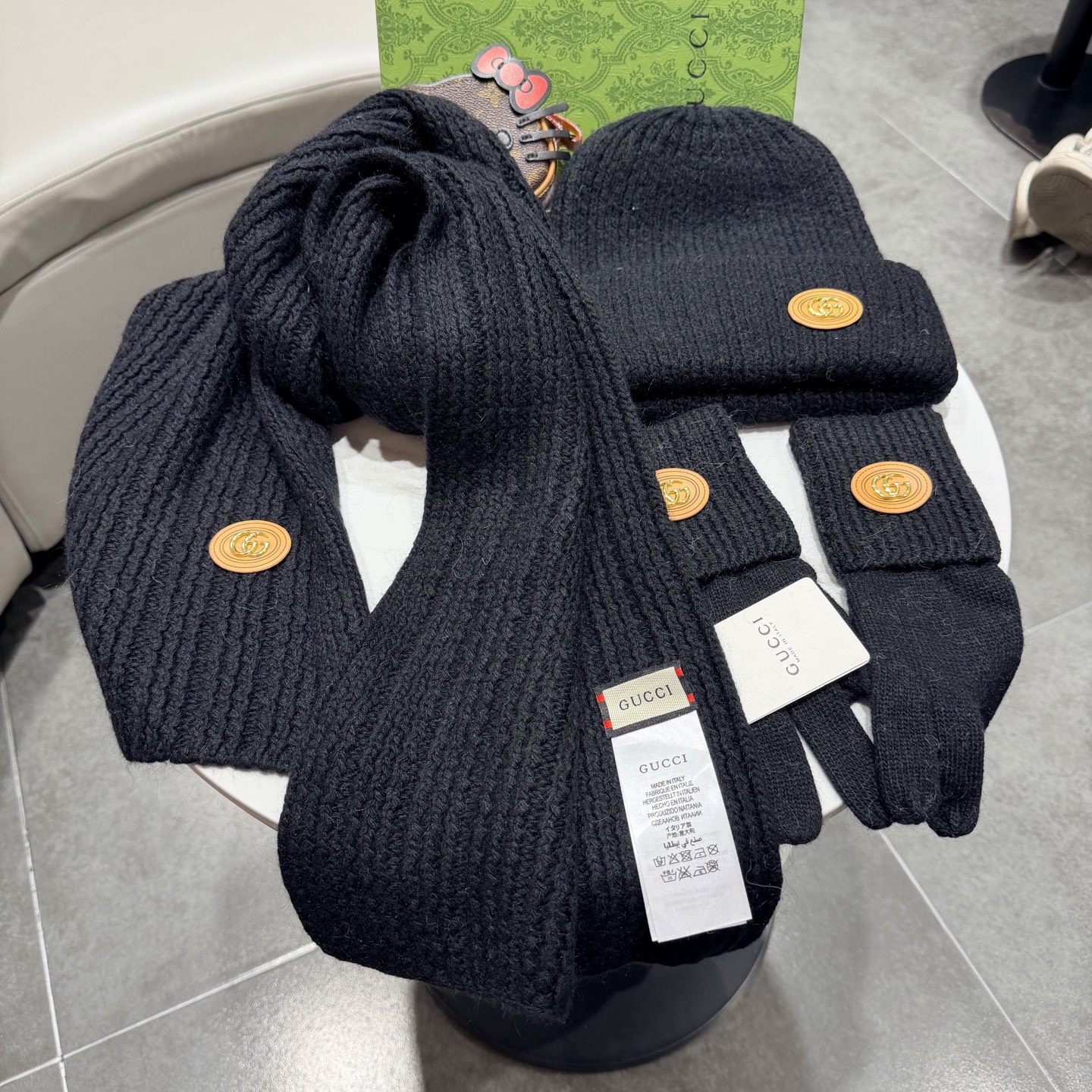 🌹古奇三件套🎁Gucci新款围巾帽子和手套三件套😍 百分之70羊绒30%兔毛成分👍保暖又时尚👍配1狐狸毛球，休闲百搭😘🌹