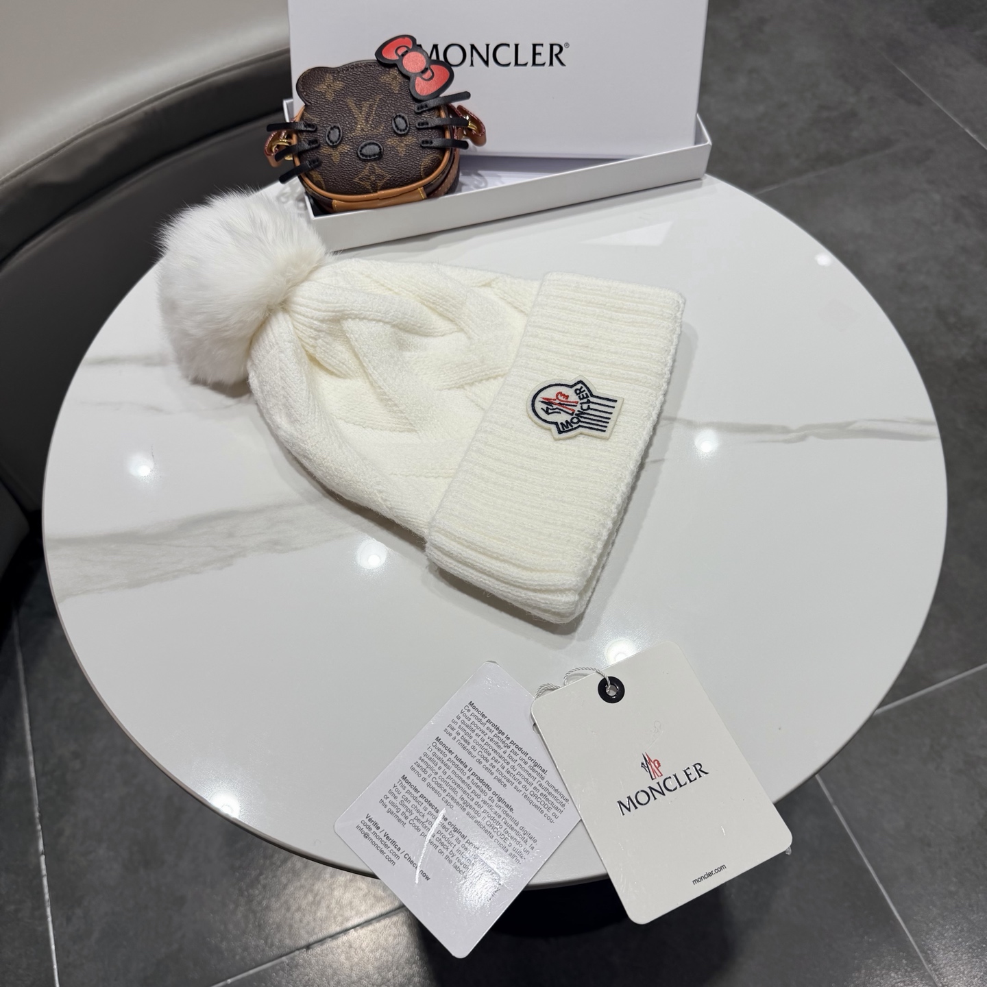 🌹蒙口针织帽🎁MONCLER毛线帽🎀👍狐狸毛帽🎀质量非常柔软舒服，保暖又时尚，简约大气，百搭款！
