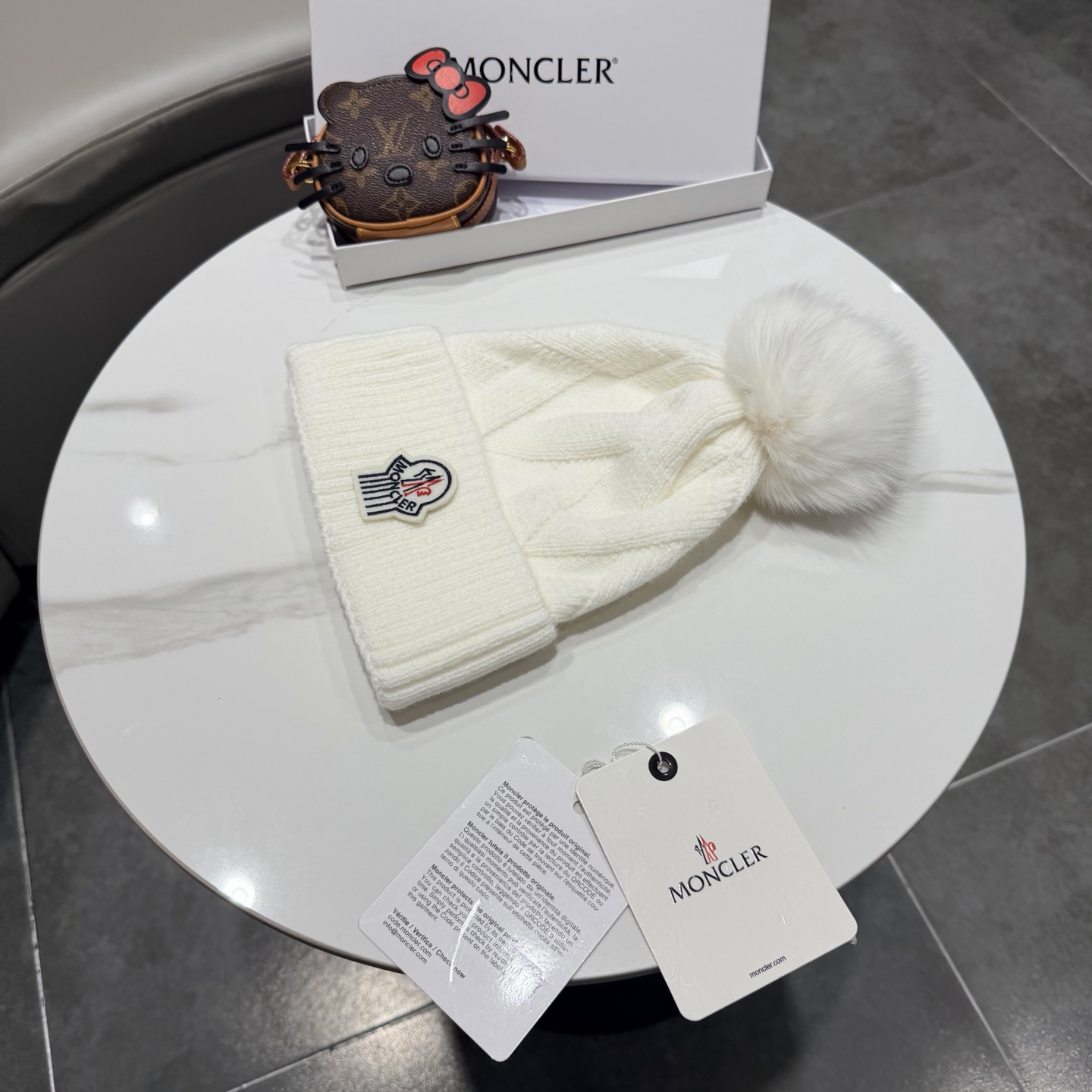 🌹蒙口针织帽🎁MONCLER毛线帽🎀👍狐狸毛帽🎀质量非常柔软舒服，保暖又时尚，简约大气，百搭款！