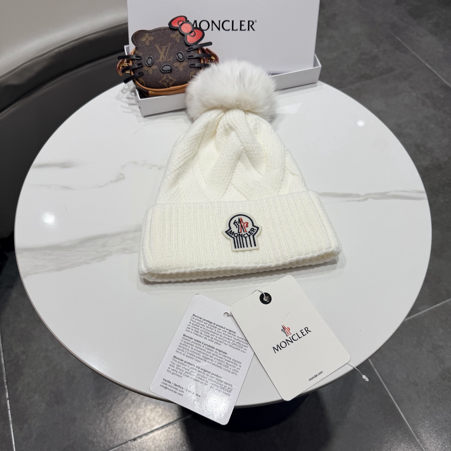 🌹蒙口针织帽🎁MONCLER毛线帽🎀👍狐狸毛帽🎀质量非常柔软舒服，保暖又时尚，简约大气，百搭款！