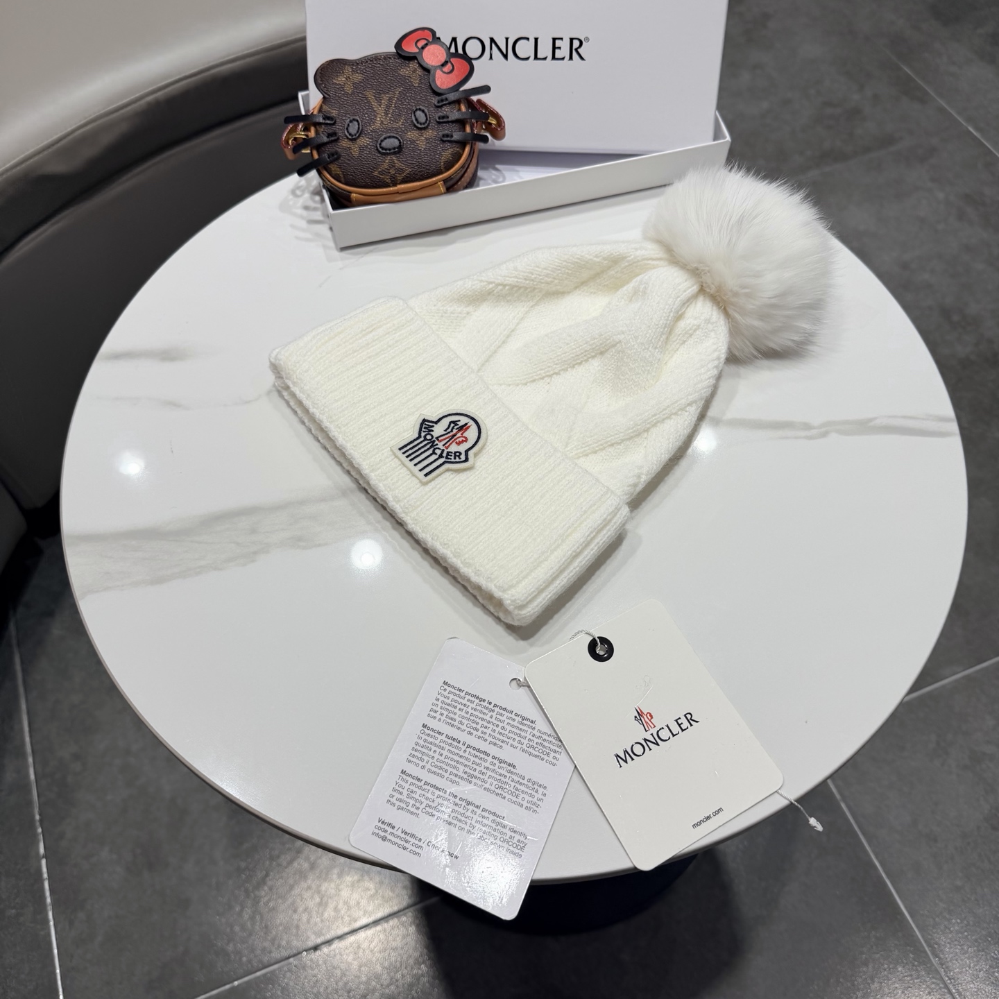🌹蒙口针织帽🎁MONCLER毛线帽🎀👍狐狸毛帽🎀质量非常柔软舒服，保暖又时尚，简约大气，百搭款！