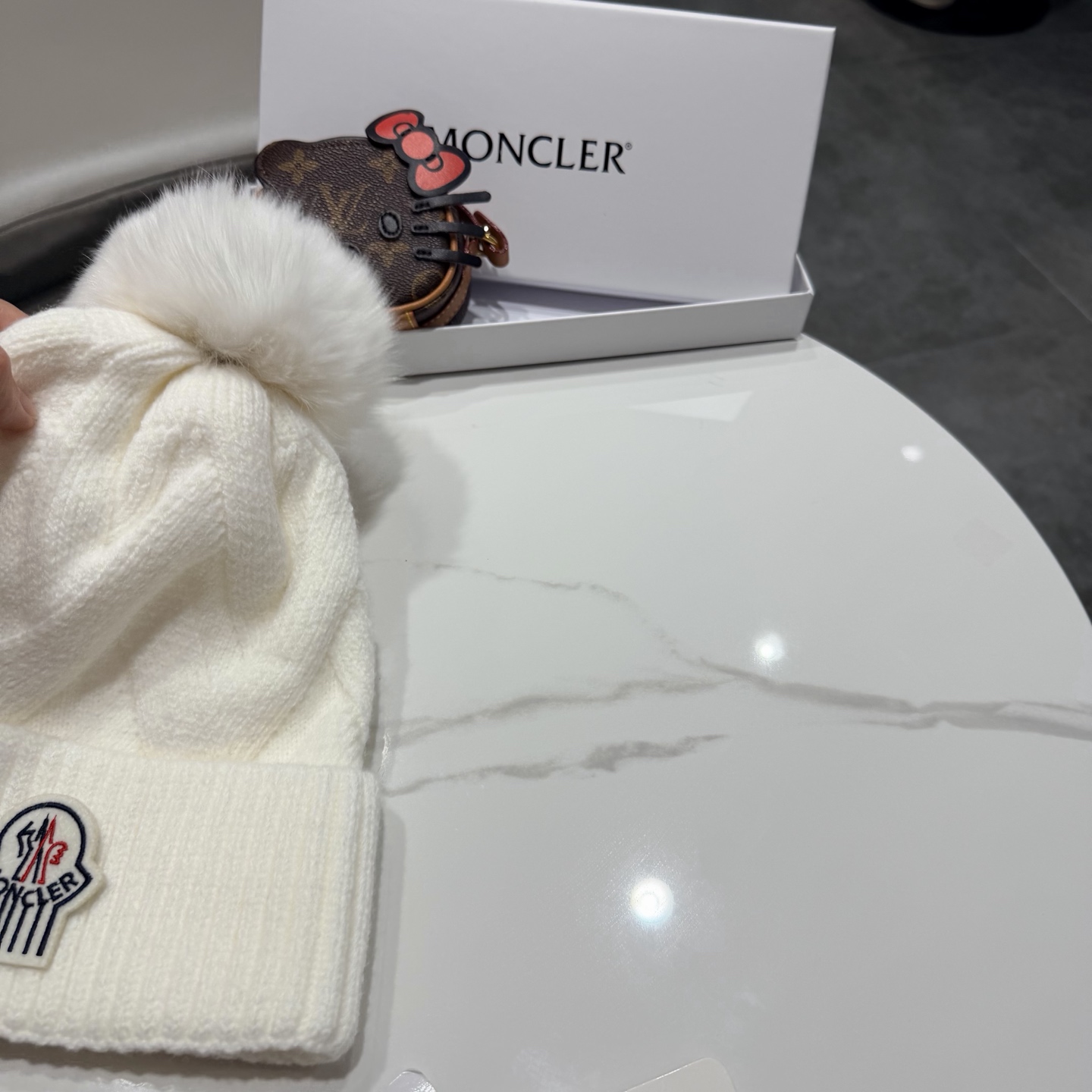 🌹蒙口针织帽🎁MONCLER毛线帽🎀👍狐狸毛帽🎀质量非常柔软舒服，保暖又时尚，简约大气，百搭款！