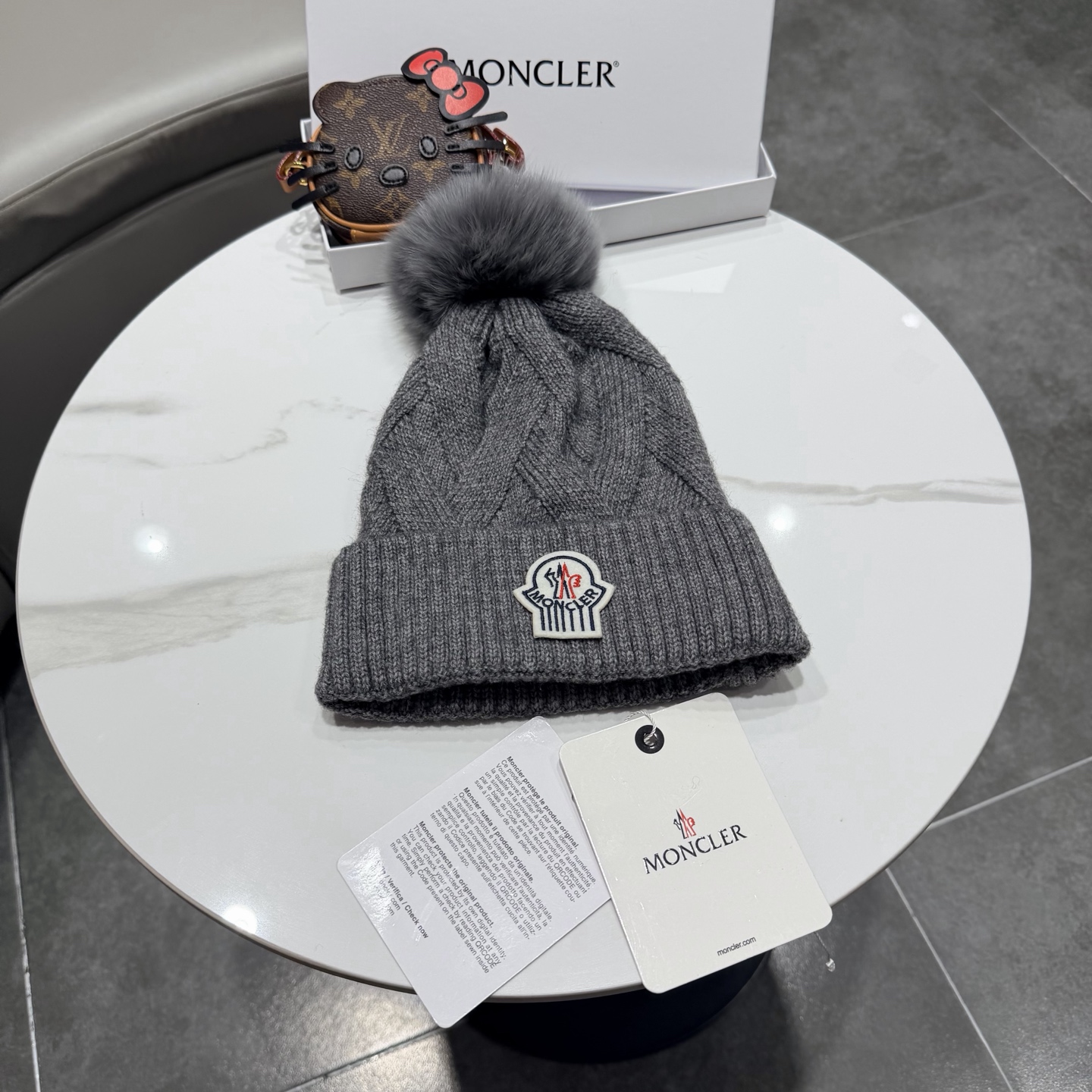 🌹蒙口针织帽🎁MONCLER毛线帽🎀👍狐狸毛帽🎀质量非常柔软舒服，保暖又时尚，简约大气，百搭款！