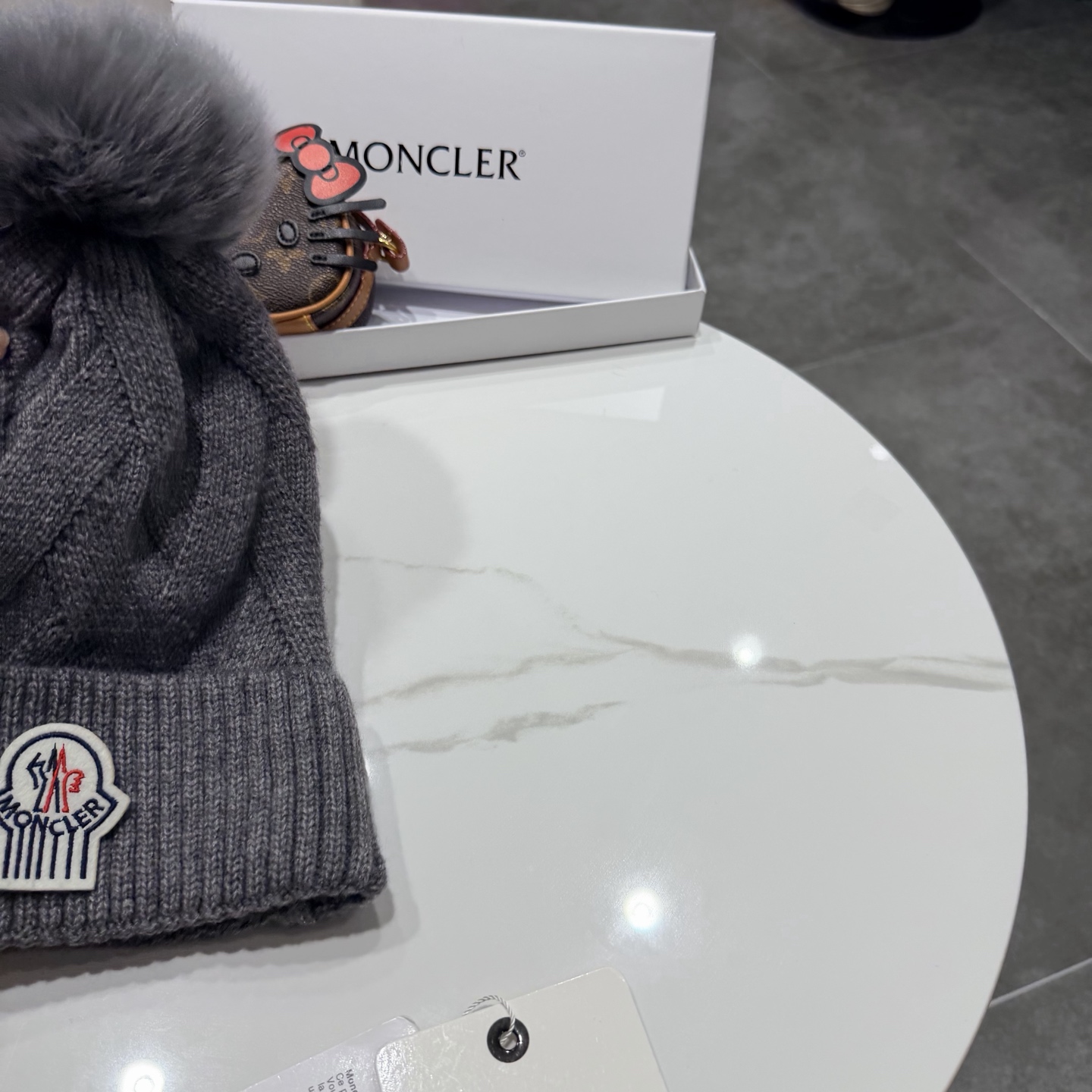 🌹蒙口针织帽🎁MONCLER毛线帽🎀👍狐狸毛帽🎀质量非常柔软舒服，保暖又时尚，简约大气，百搭款！