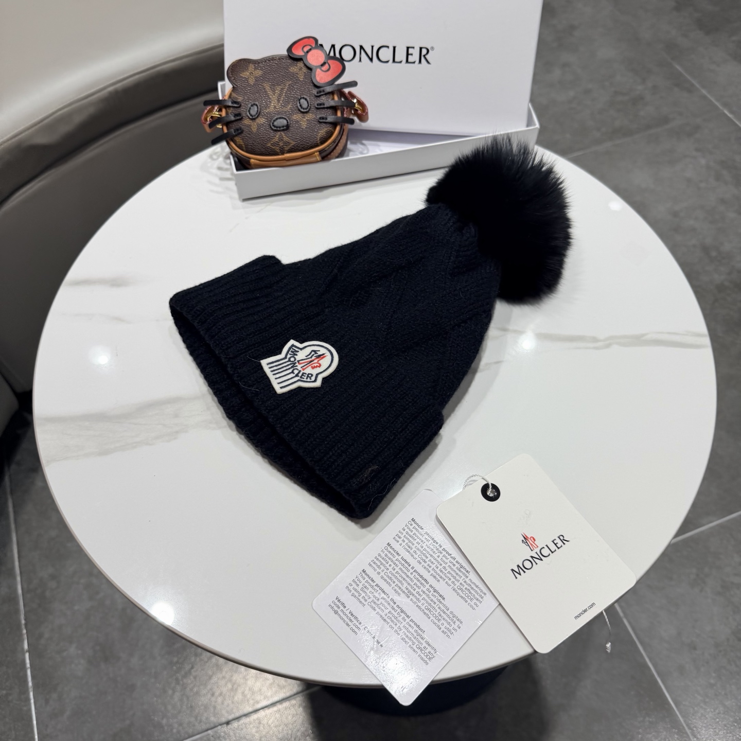 🌹蒙口针织帽🎁MONCLER毛线帽🎀👍狐狸毛帽🎀质量非常柔软舒服，保暖又时尚，简约大气，百搭款！