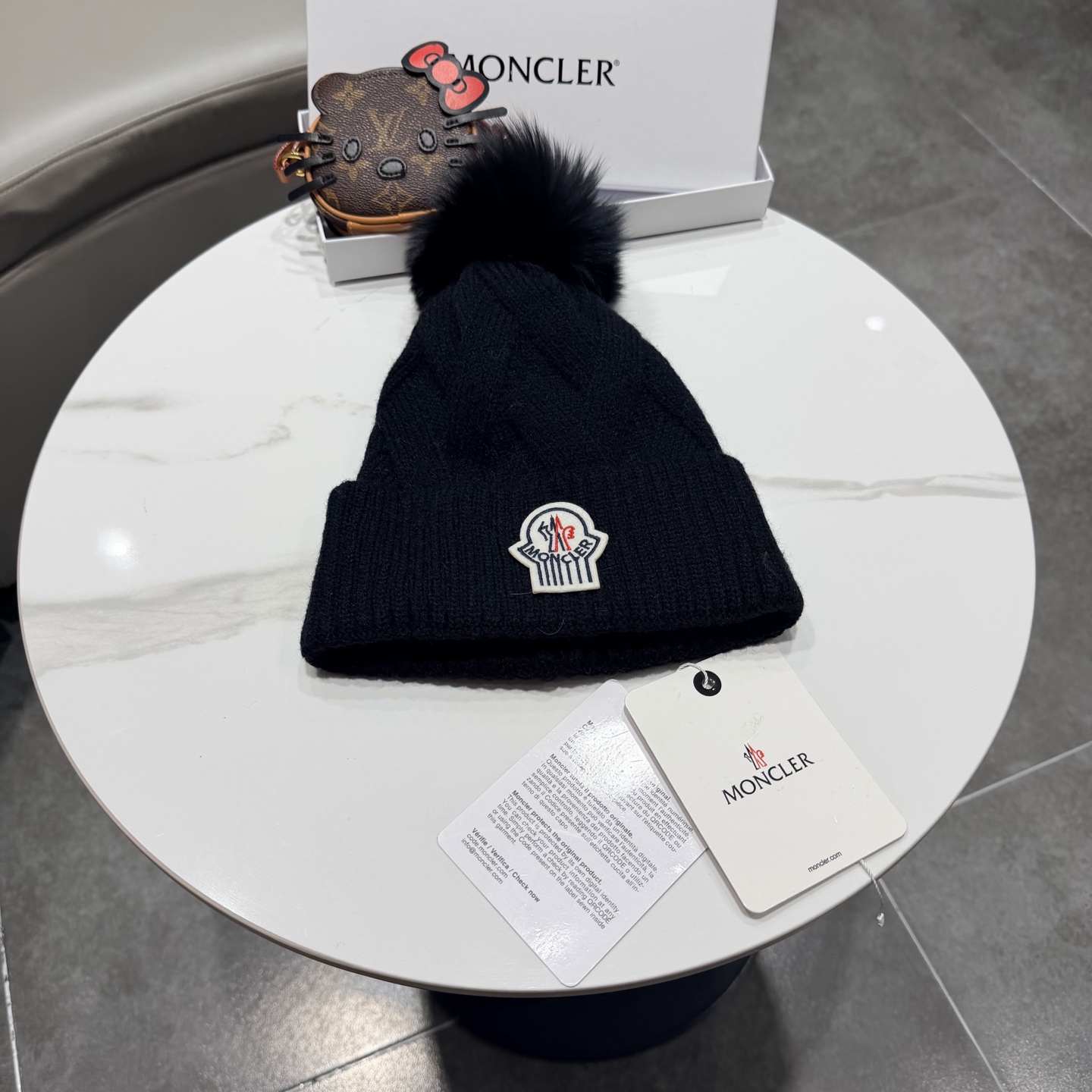 🌹蒙口针织帽🎁MONCLER毛线帽🎀👍狐狸毛帽🎀质量非常柔软舒服，保暖又时尚，简约大气，百搭款！