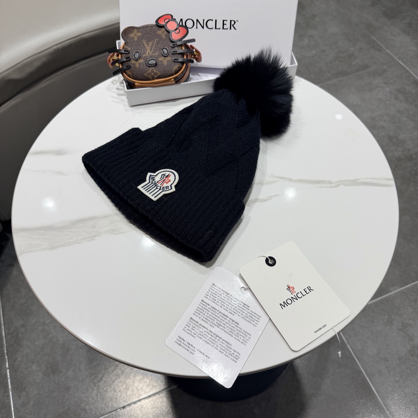 🌹蒙口针织帽🎁MONCLER毛线帽🎀👍狐狸毛帽🎀质量非常柔软舒服，保暖又时尚，简约大气，百搭款！