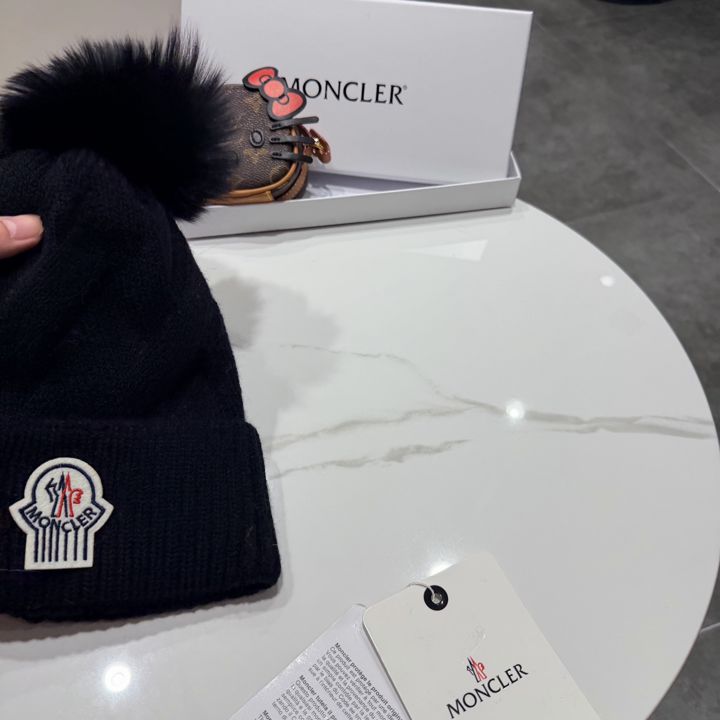 🌹蒙口针织帽🎁MONCLER毛线帽🎀👍狐狸毛帽🎀质量非常柔软舒服，保暖又时尚，简约大气，百搭款！
