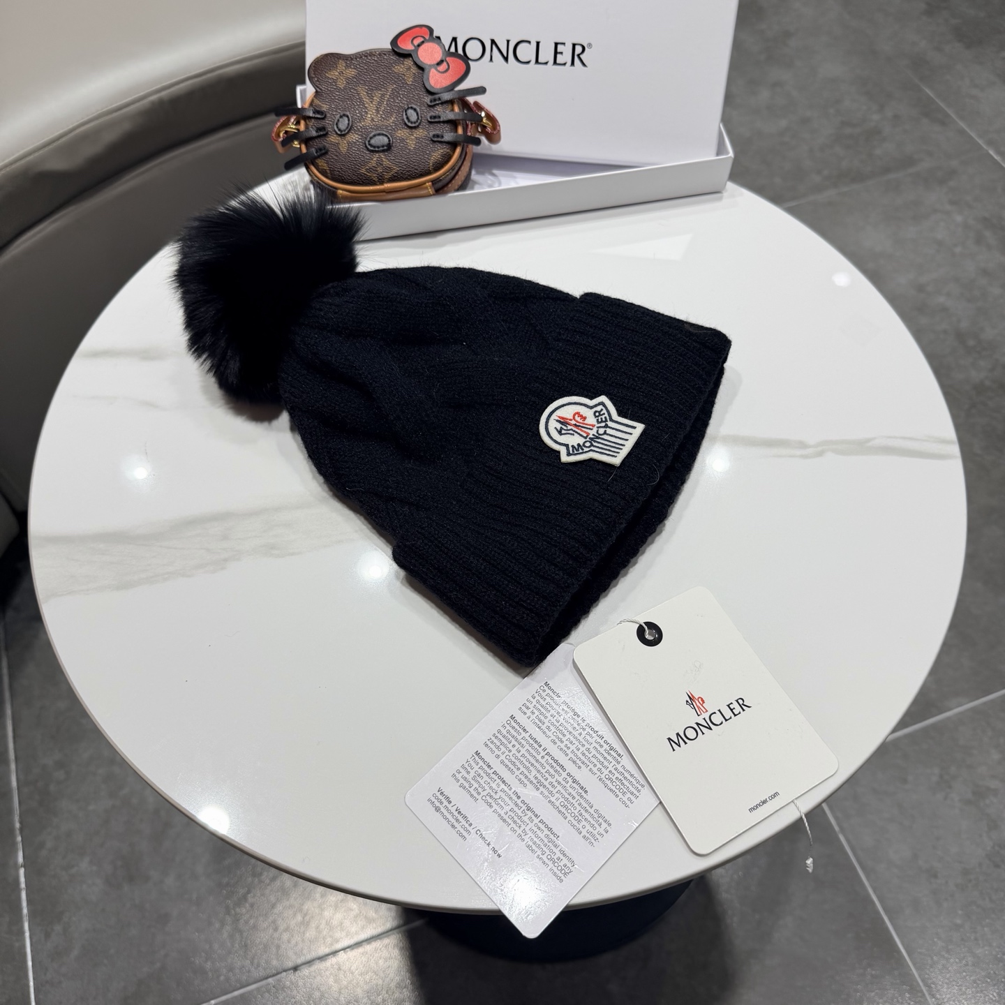 🌹蒙口针织帽🎁MONCLER毛线帽🎀👍狐狸毛帽🎀质量非常柔软舒服，保暖又时尚，简约大气，百搭款！