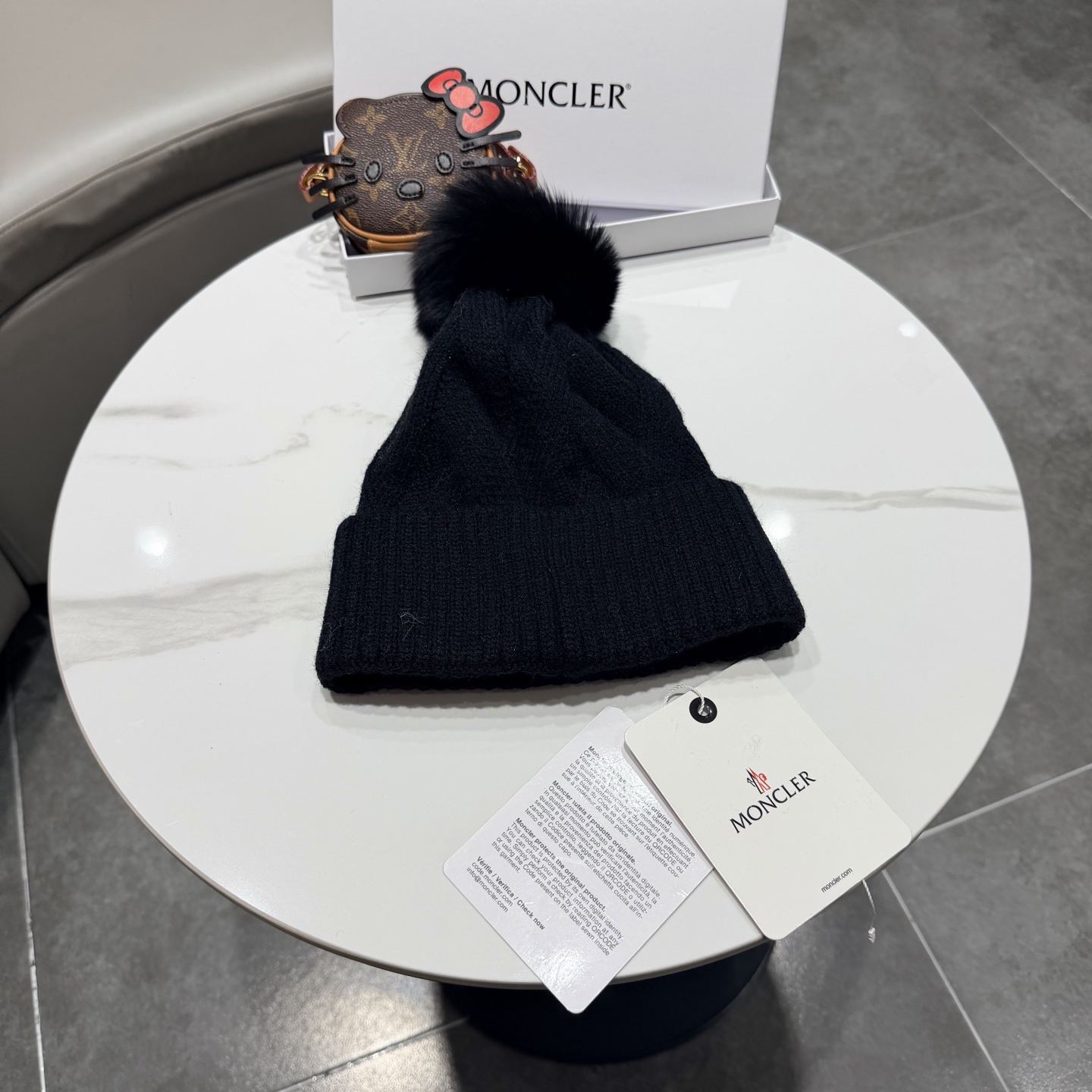 🌹蒙口针织帽🎁MONCLER毛线帽🎀👍狐狸毛帽🎀质量非常柔软舒服，保暖又时尚，简约大气，百搭款！