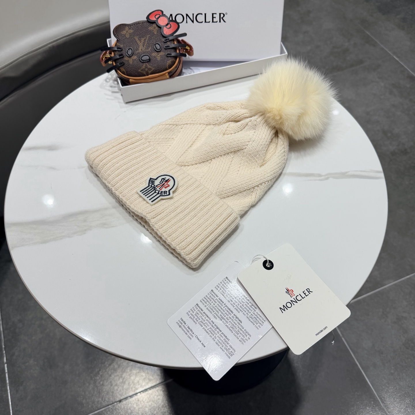 🌹蒙口针织帽🎁MONCLER毛线帽🎀👍狐狸毛帽🎀质量非常柔软舒服，保暖又时尚，简约大气，百搭款！