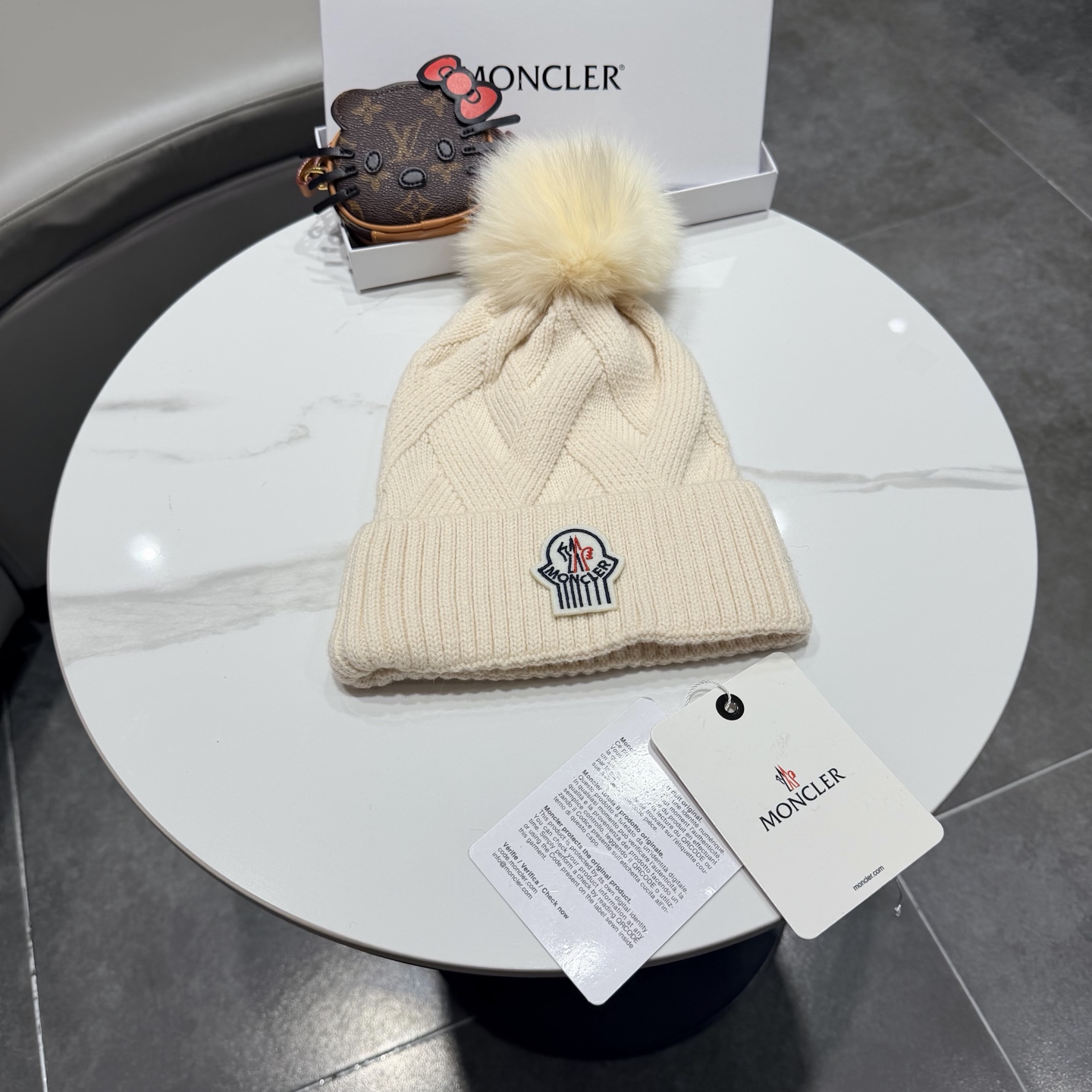 🌹蒙口针织帽🎁MONCLER毛线帽🎀👍狐狸毛帽🎀质量非常柔软舒服，保暖又时尚，简约大气，百搭款！
