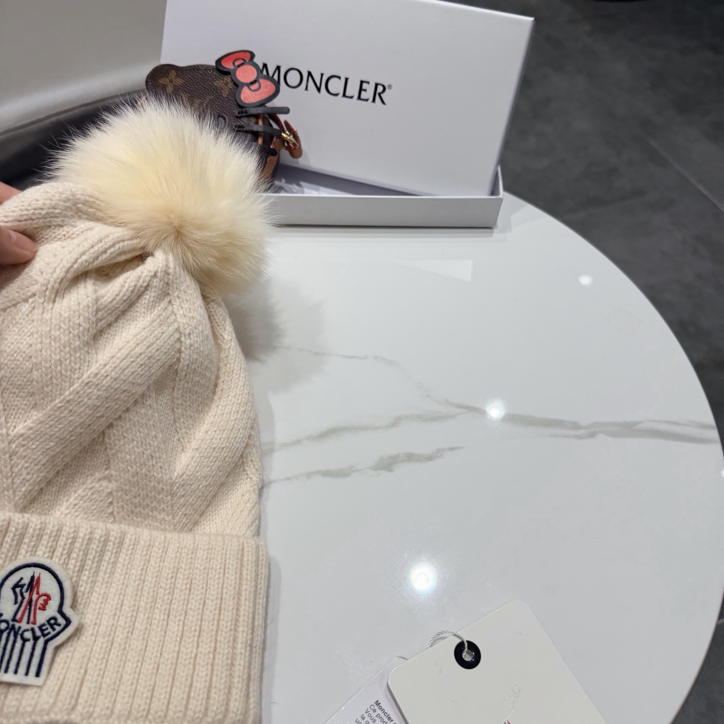 🌹蒙口针织帽🎁MONCLER毛线帽🎀👍狐狸毛帽🎀质量非常柔软舒服，保暖又时尚，简约大气，百搭款！