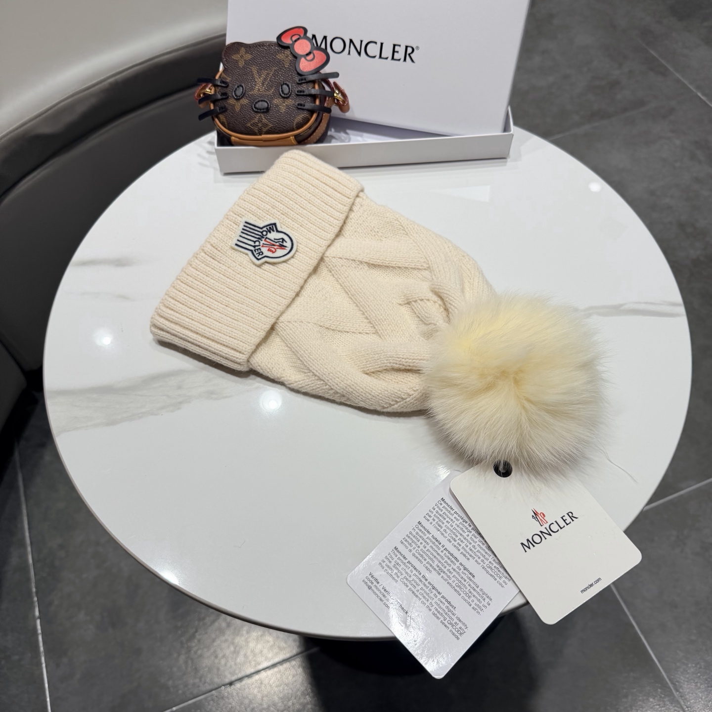🌹蒙口针织帽🎁MONCLER毛线帽🎀👍狐狸毛帽🎀质量非常柔软舒服，保暖又时尚，简约大气，百搭款！