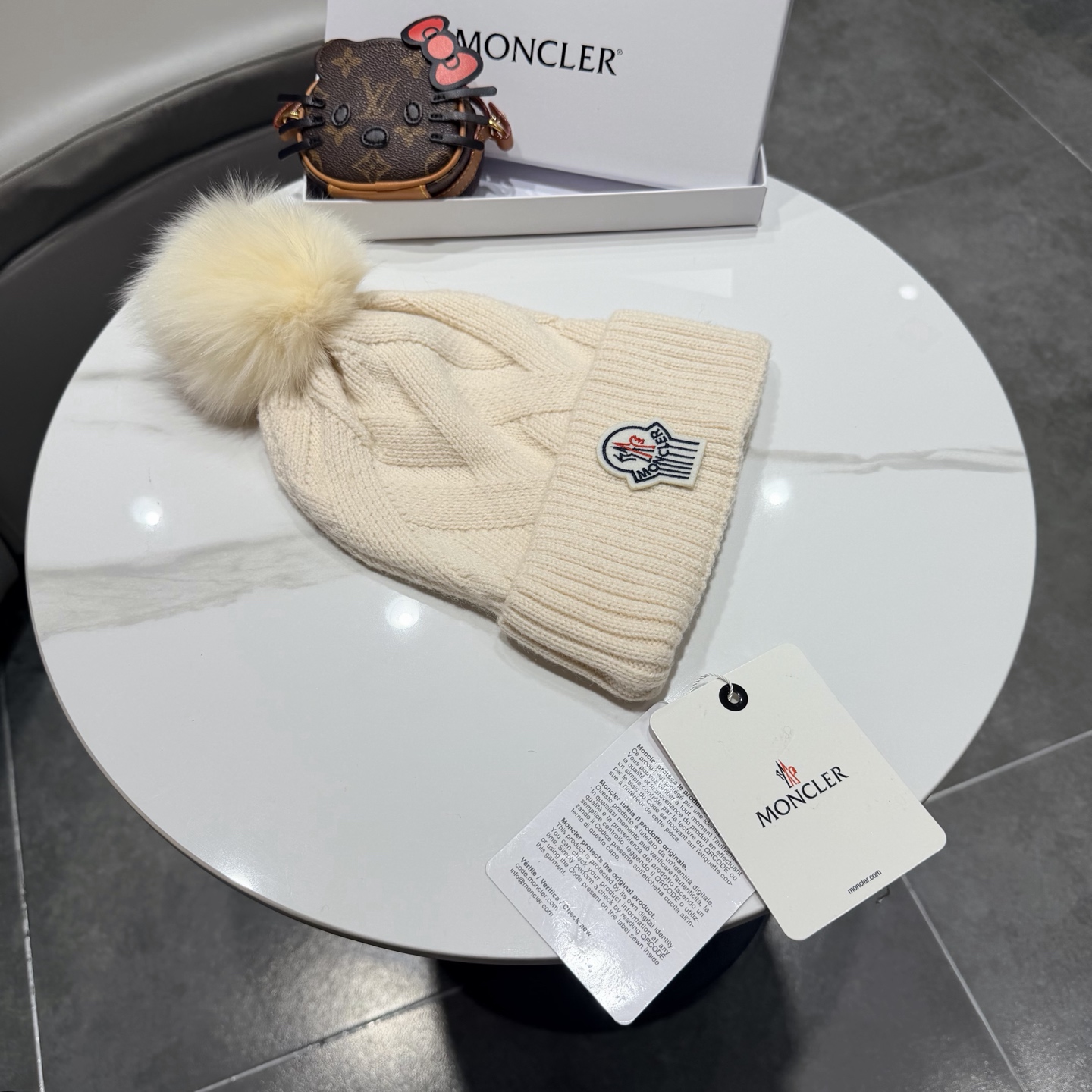 🌹蒙口针织帽🎁MONCLER毛线帽🎀👍狐狸毛帽🎀质量非常柔软舒服，保暖又时尚，简约大气，百搭款！