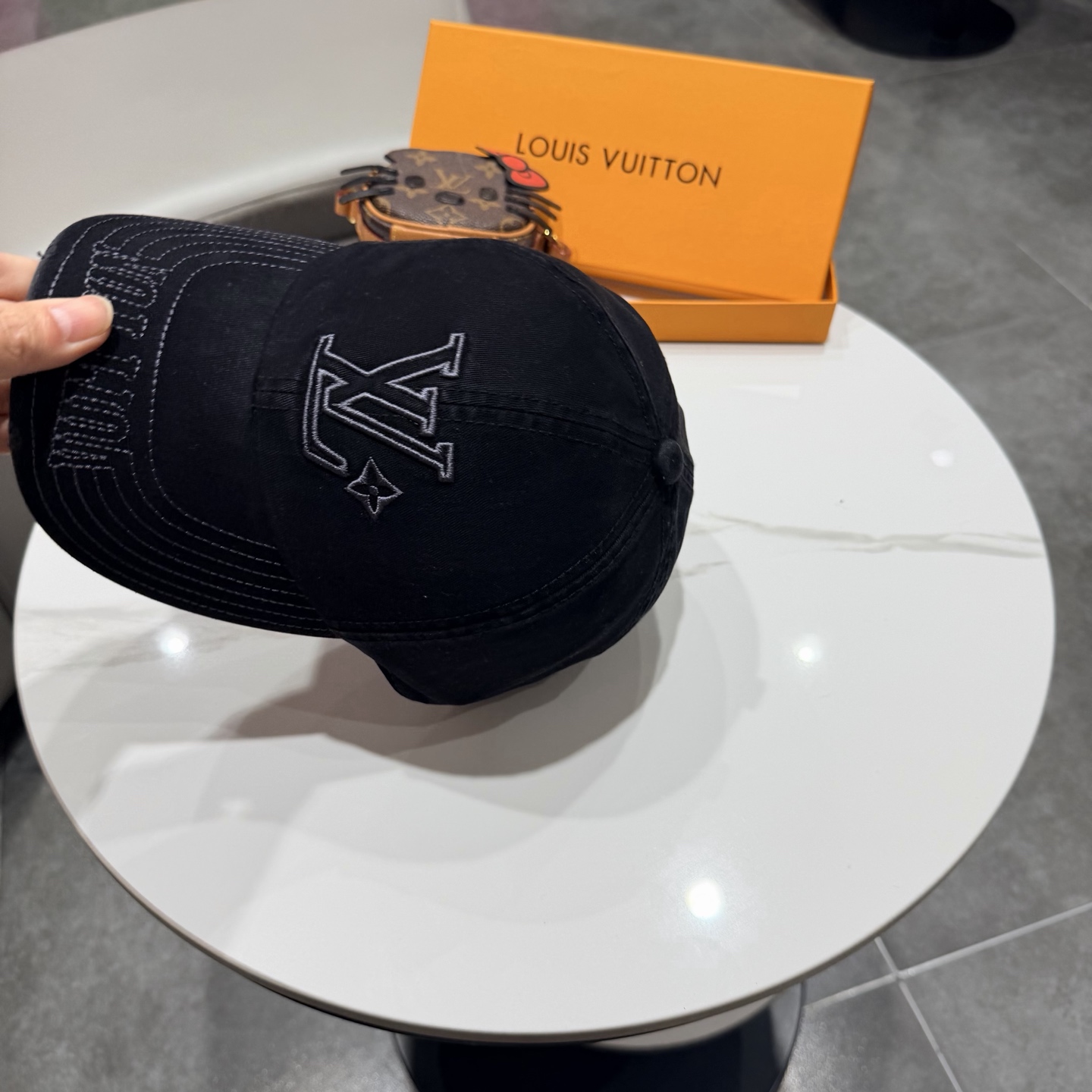 LV路易威登🧢 官网刺绣字母棒球帽，非常经典的经典，流行的复古美，四季可用，出门必备，非常显脸小