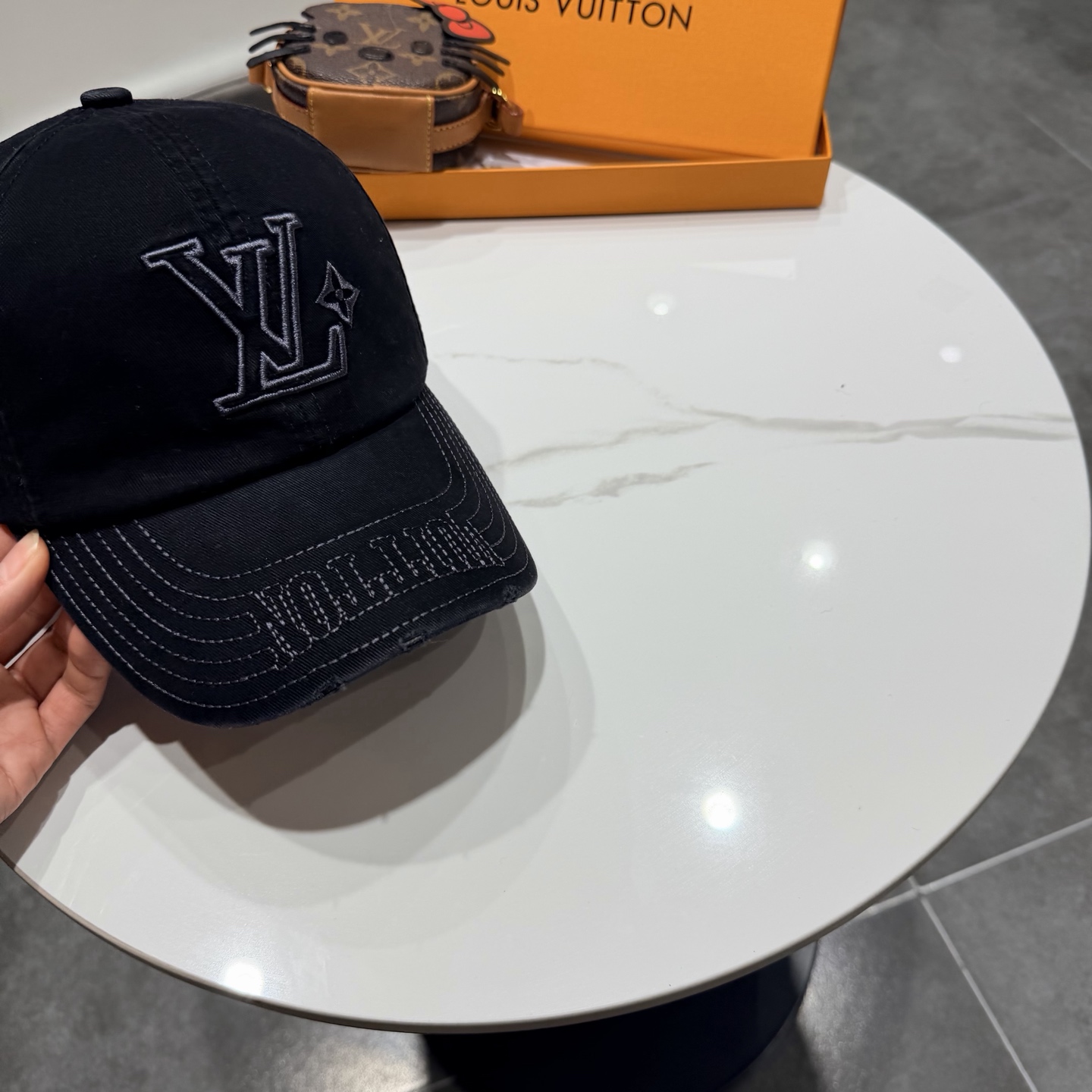 LV路易威登🧢 官网刺绣字母棒球帽，非常经典的经典，流行的复古美，四季可用，出门必备，非常显脸小