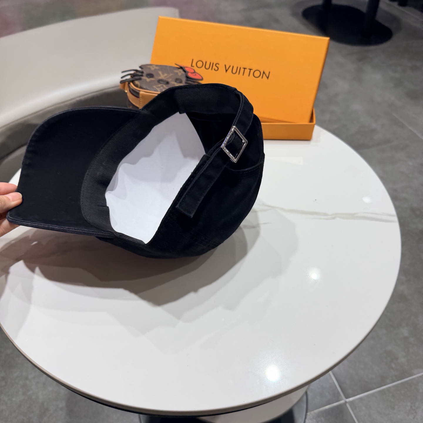 LV路易威登🧢 官网刺绣字母棒球帽，非常经典的经典，流行的复古美，四季可用，出门必备，非常显脸小