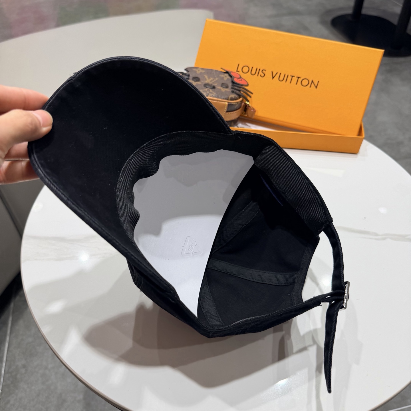 LV路易威登🧢 官网刺绣字母棒球帽，非常经典的经典，流行的复古美，四季可用，出门必备，非常显脸小