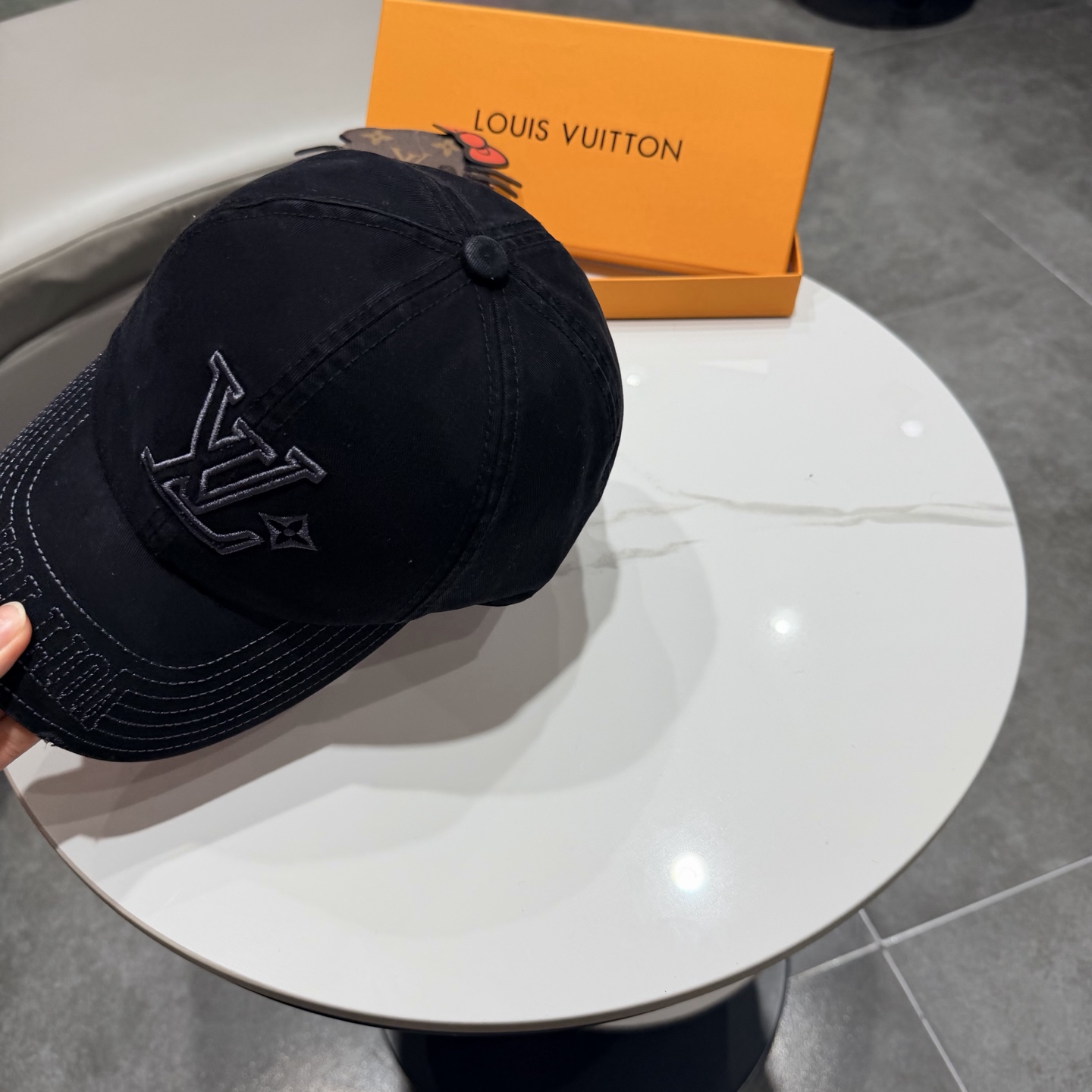 LV路易威登🧢 官网刺绣字母棒球帽，非常经典的经典，流行的复古美，四季可用，出门必备，非常显脸小