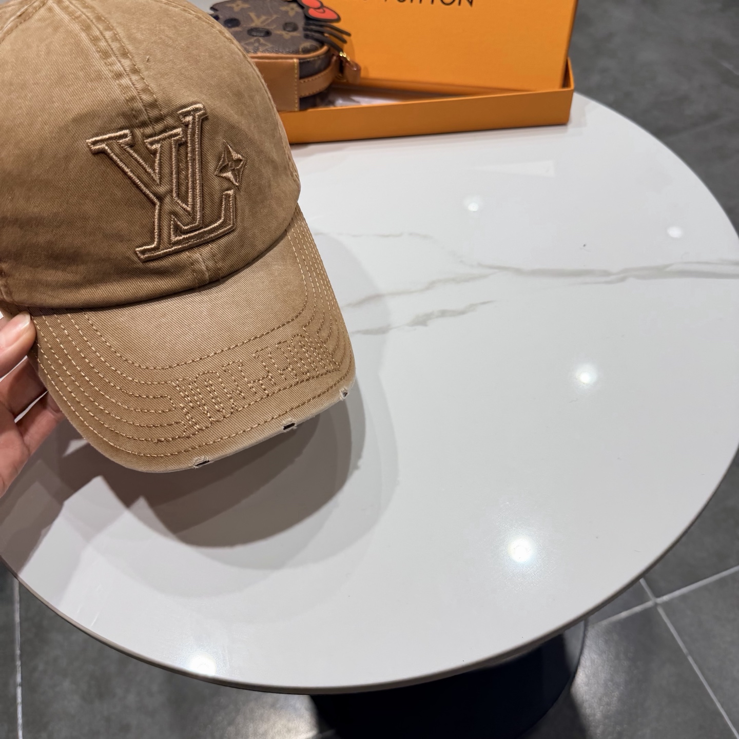LV路易威登🧢 官网刺绣字母棒球帽，非常经典的经典，流行的复古美，四季可用，出门必备，非常显脸小