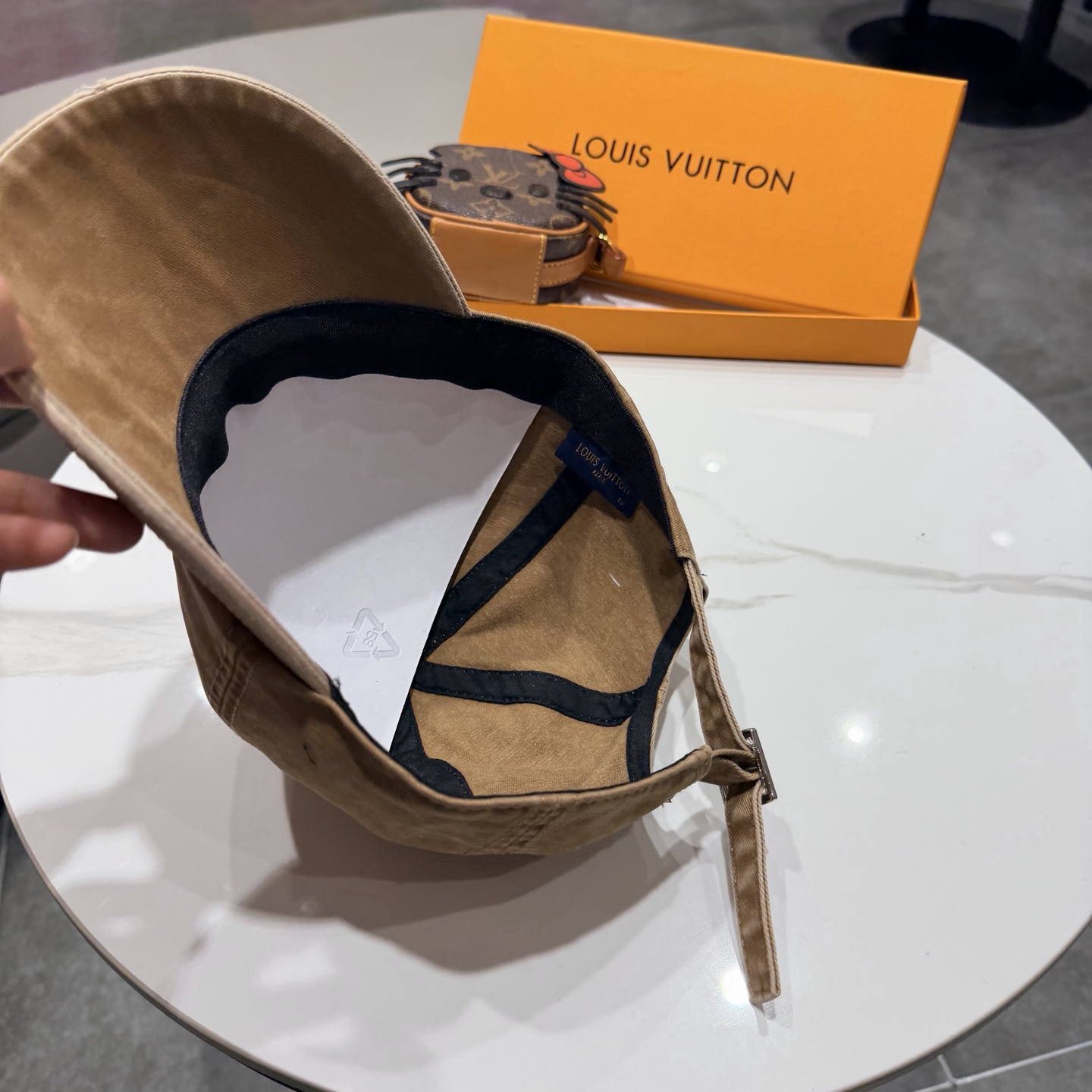 LV路易威登🧢 官网刺绣字母棒球帽，非常经典的经典，流行的复古美，四季可用，出门必备，非常显脸小