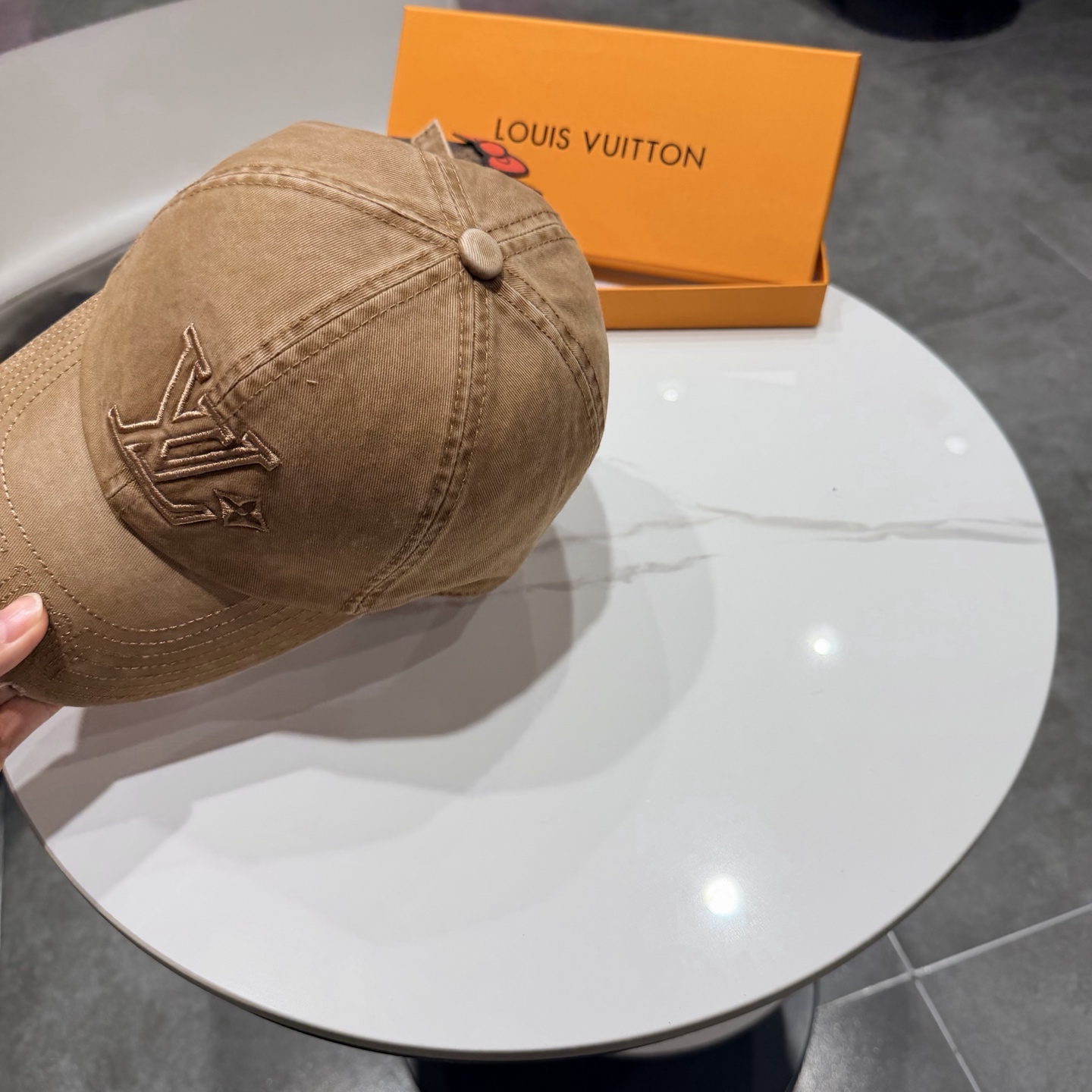 LV路易威登🧢 官网刺绣字母棒球帽，非常经典的经典，流行的复古美，四季可用，出门必备，非常显脸小