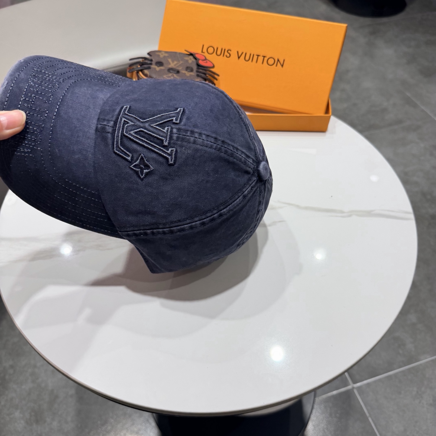 LV路易威登🧢 官网刺绣字母棒球帽，非常经典的经典，流行的复古美，四季可用，出门必备，非常显脸小