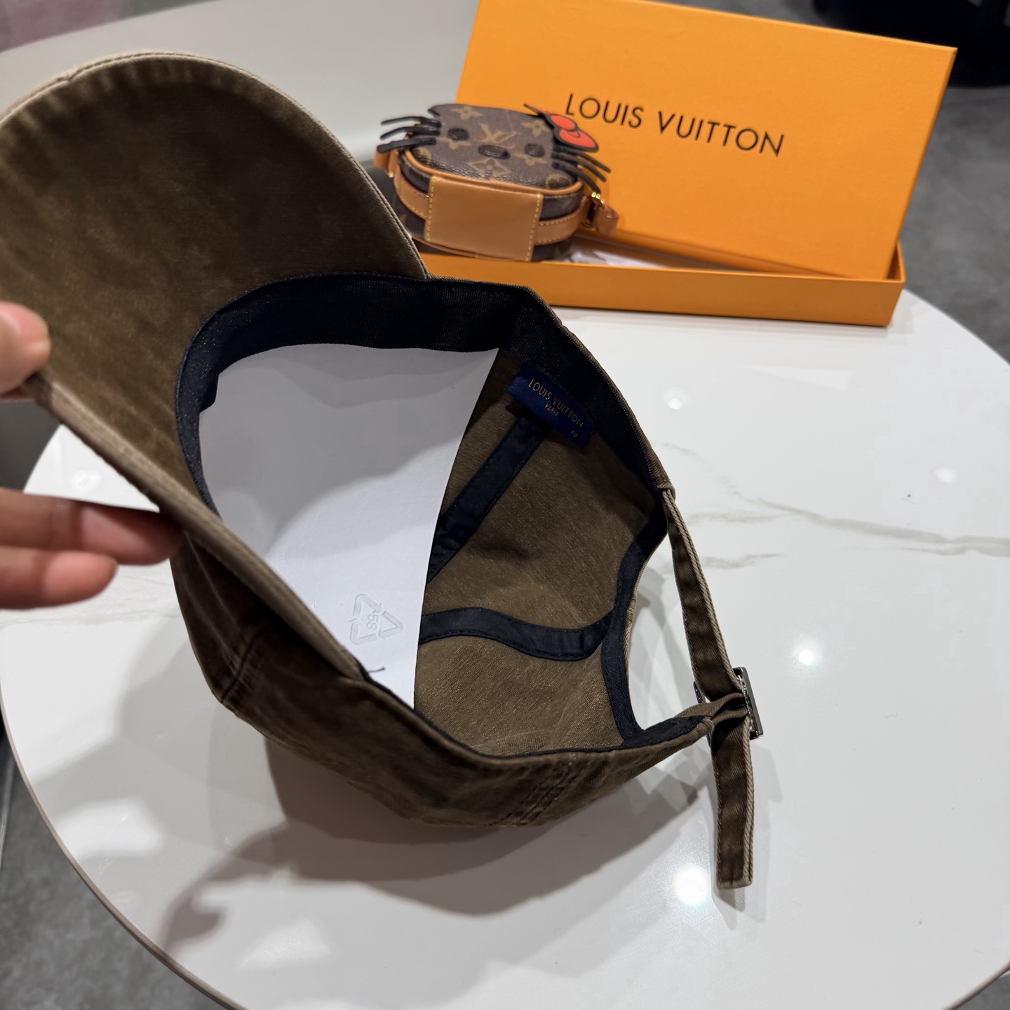 LV路易威登🧢 官网刺绣字母棒球帽，非常经典的经典，流行的复古美，四季可用，出门必备，非常显脸小