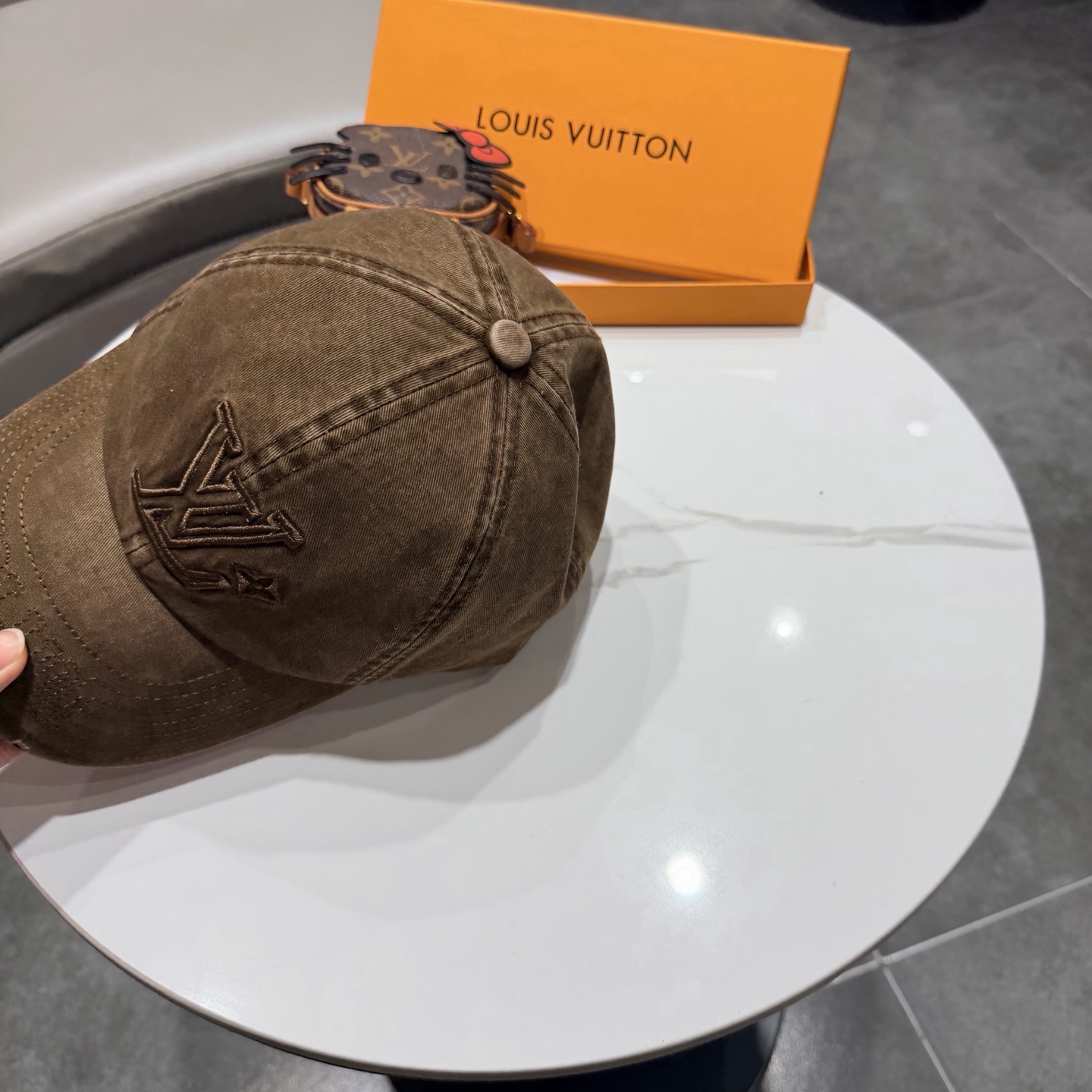 LV路易威登🧢 官网刺绣字母棒球帽，非常经典的经典，流行的复古美，四季可用，出门必备，非常显脸小